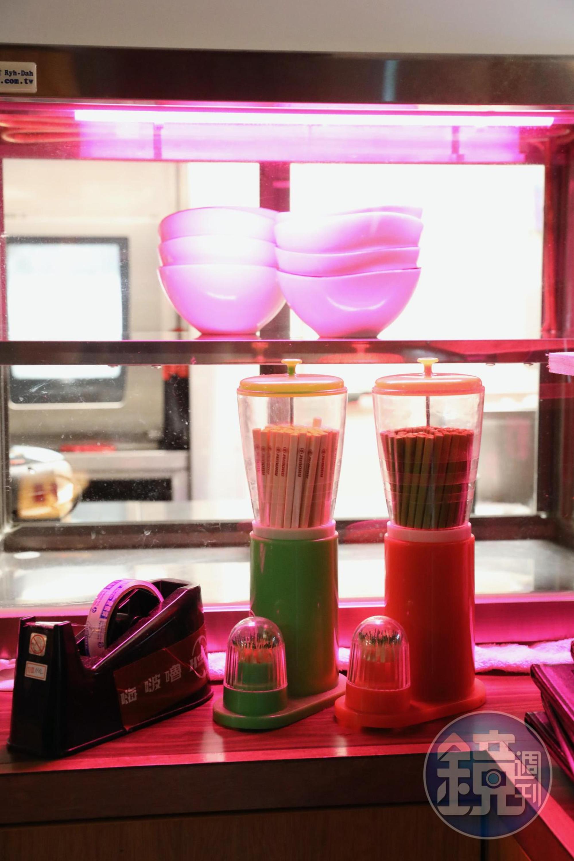 印上「HiBoRu」店名的筷子裝在古早味筷籠裡,有麵攤的既視感。