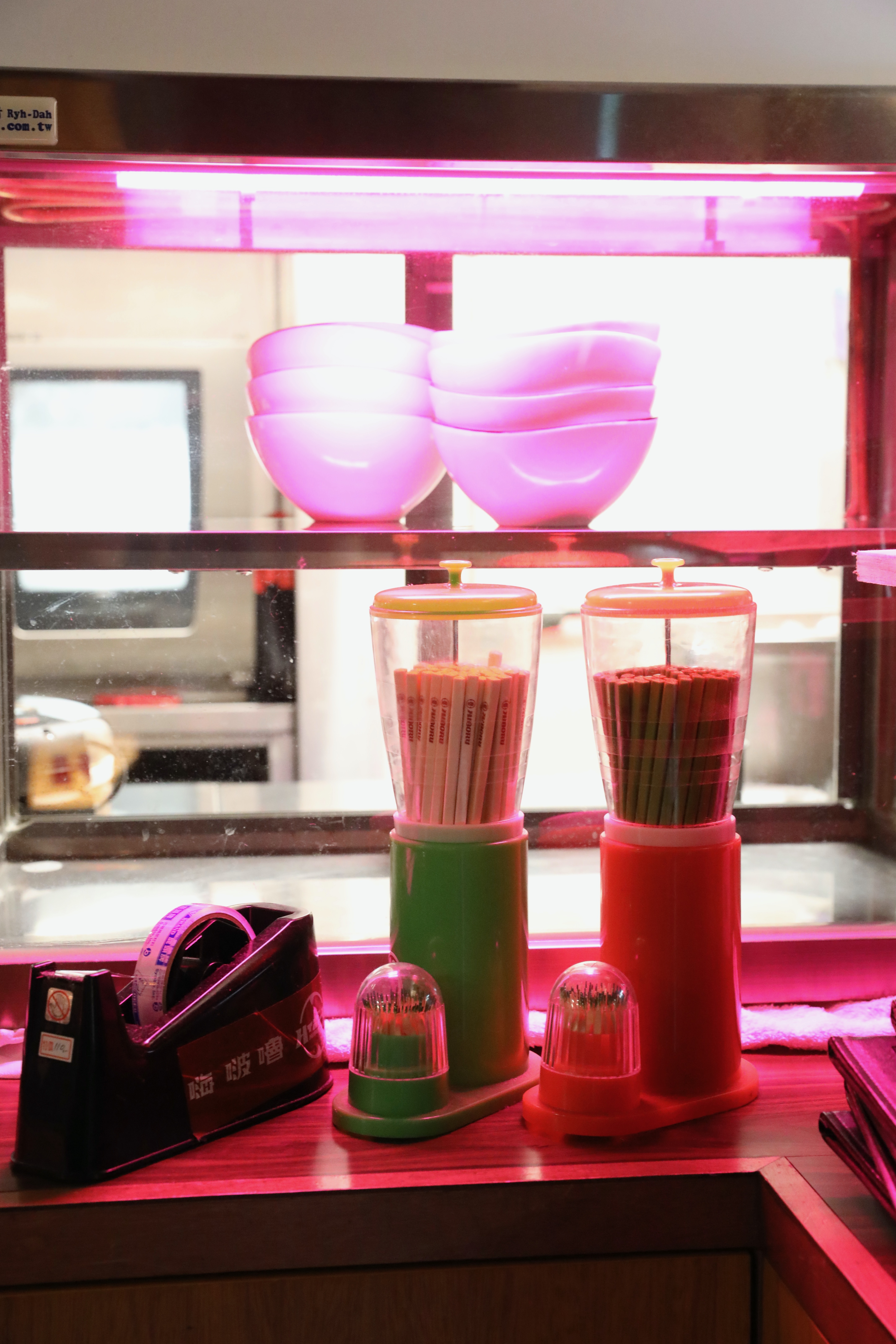 印上「HiBoRu」店名的筷子裝在古早味筷籠裡，有麵攤的既視感。