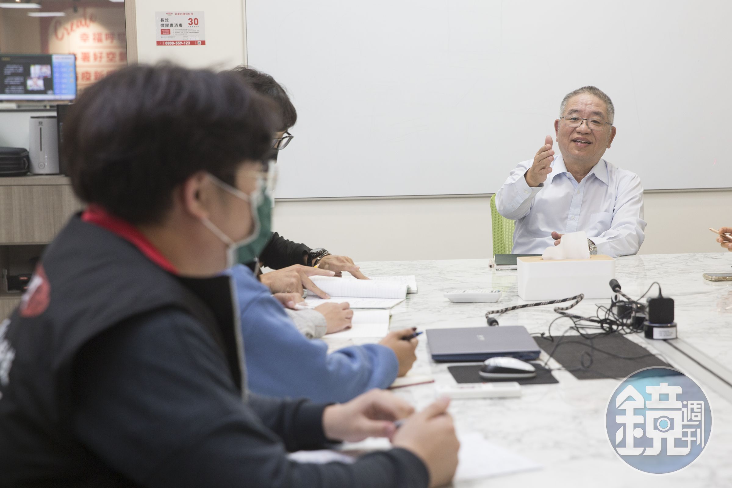 黃昭贊很早就扁平化管理，「以前我一人管40案場，現在一個處管10案場。」還透露有鴻海工程師離職跑來要加盟。