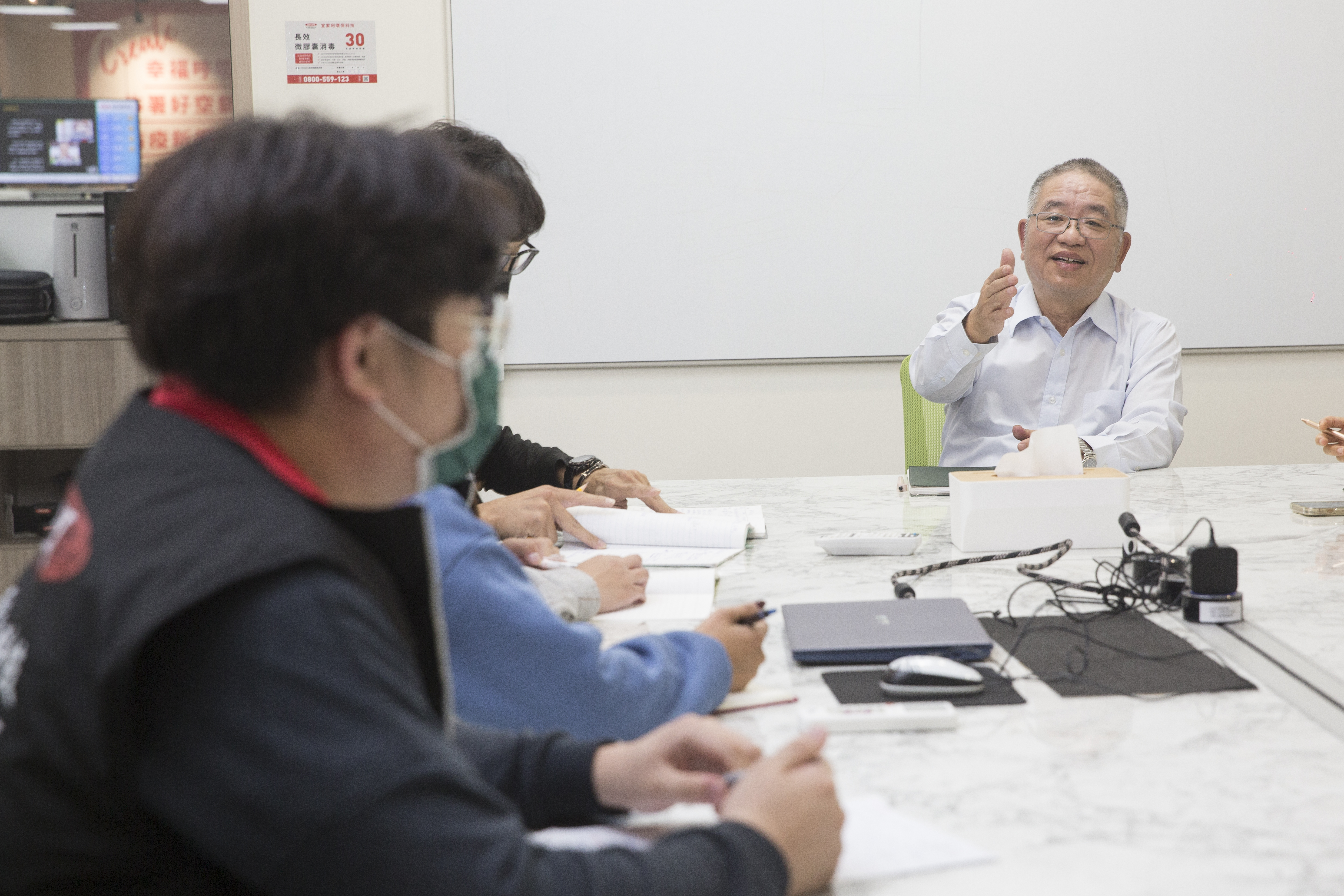 黃昭贊很早就扁平化管理，「以前我一人管40案場，現在一個處管10案場。」還透露有鴻海工程師離職跑來要加盟。