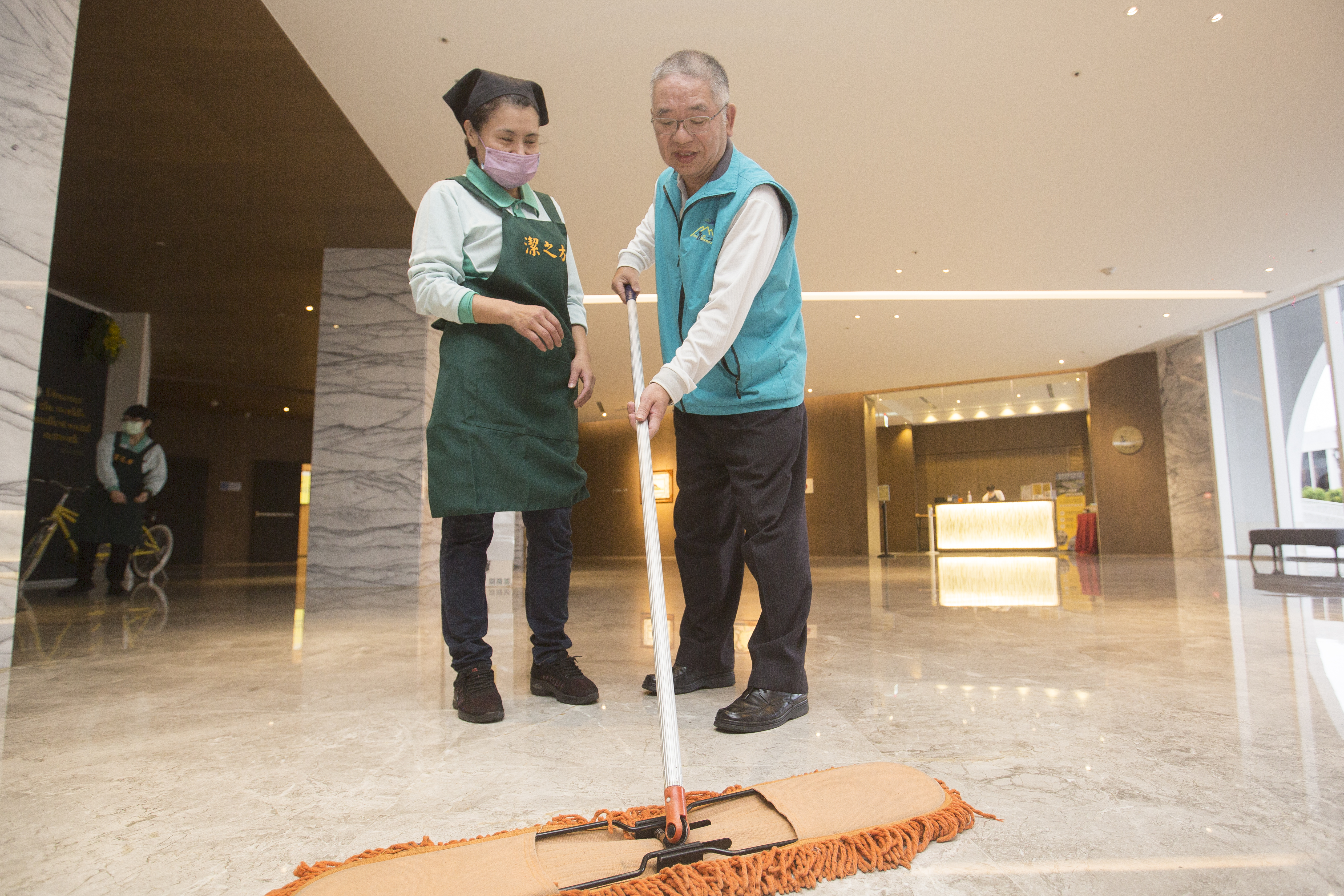 黃昭贊（右）大學還沒畢業就以打掃創業，是真正從第一線做起的老闆，什麼清潔都難不倒他。