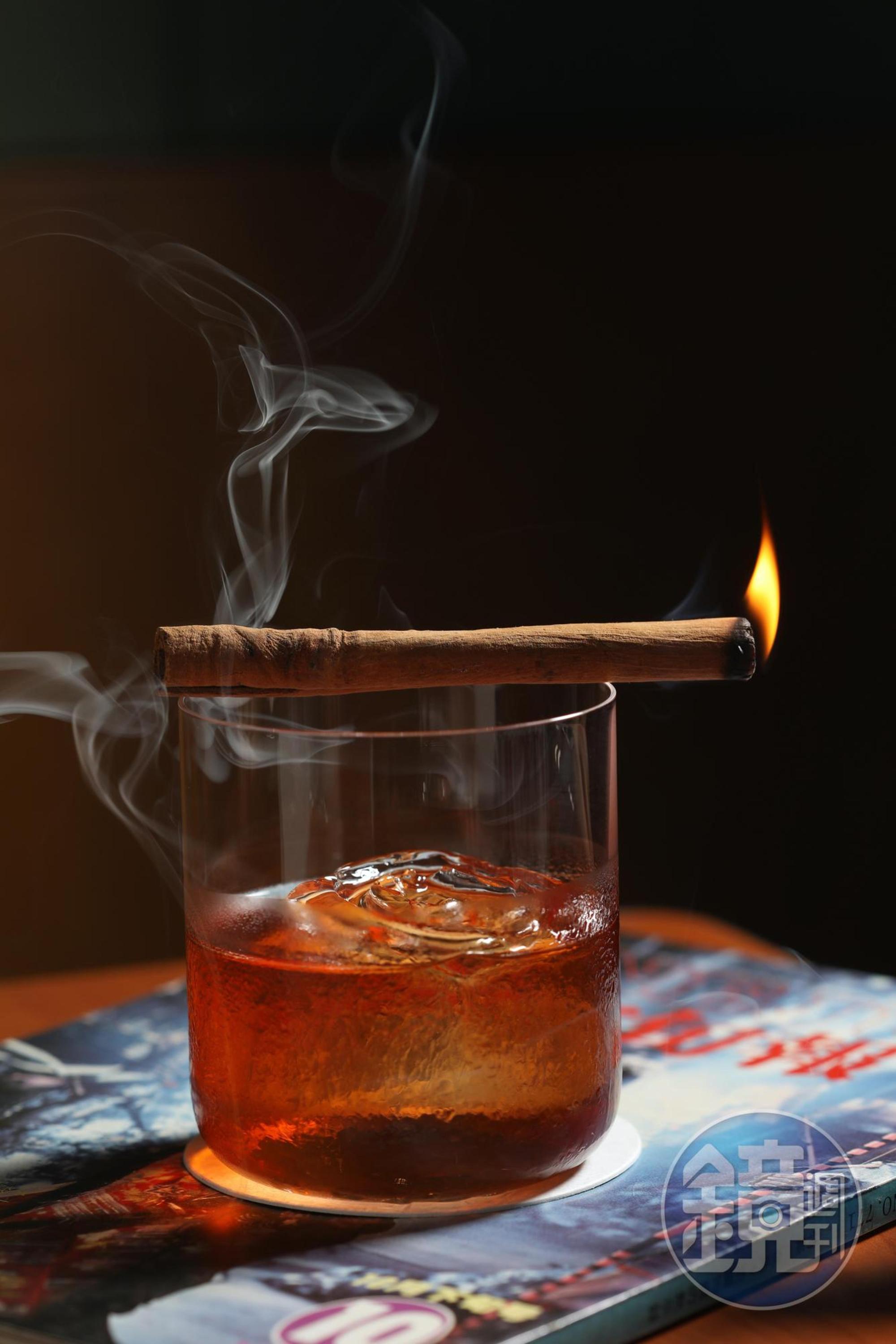 出「志村歐吉桑」時，會點燃杯上的肉桂棒，為木質調增添一層香氣。（380元／杯）