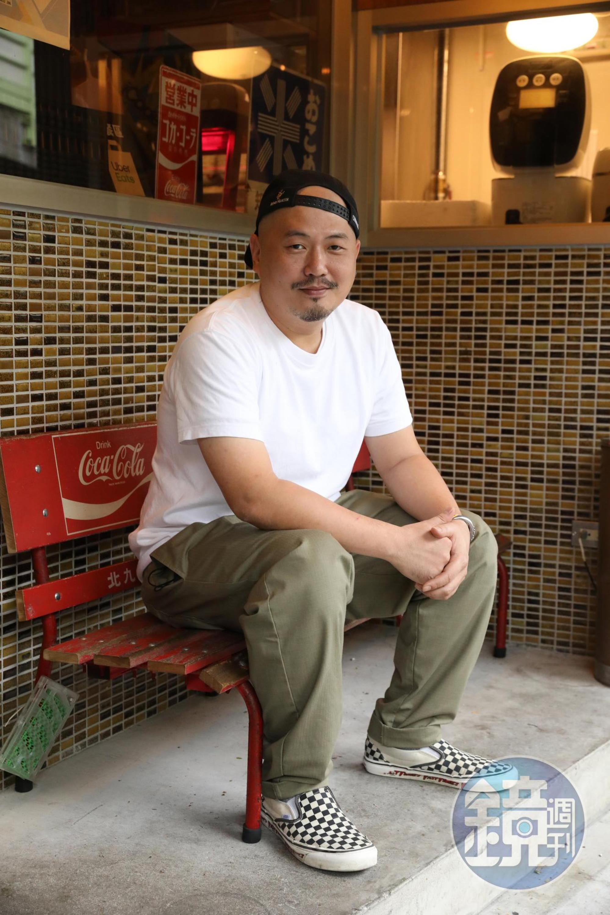 嗨啵嚕酒吧由知名調酒師黃俊憲（小T）把關調酒、餐點水準。