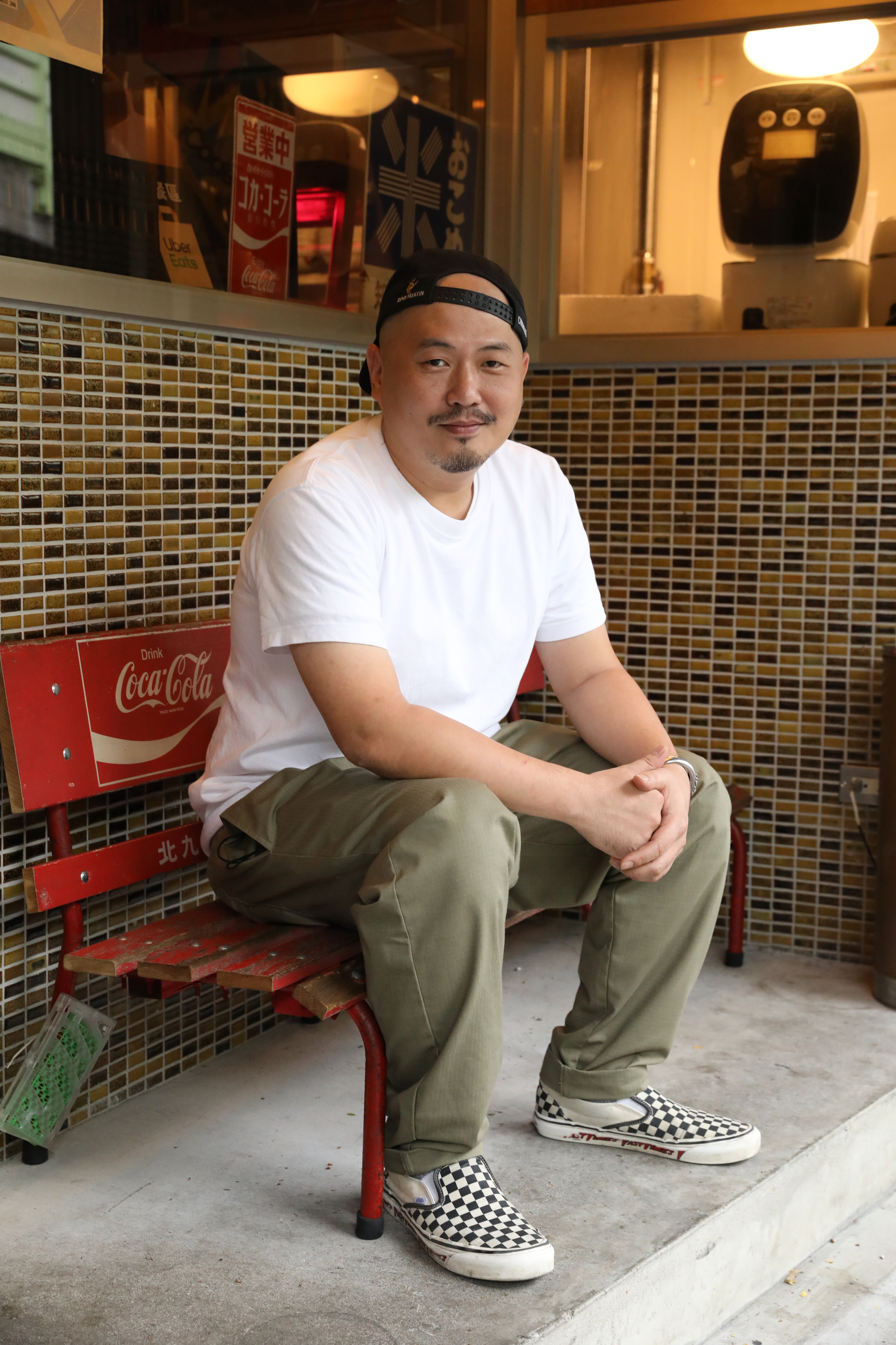 嗨啵嚕酒吧由知名調酒師黃俊憲（小T）把關調酒、餐點水準。