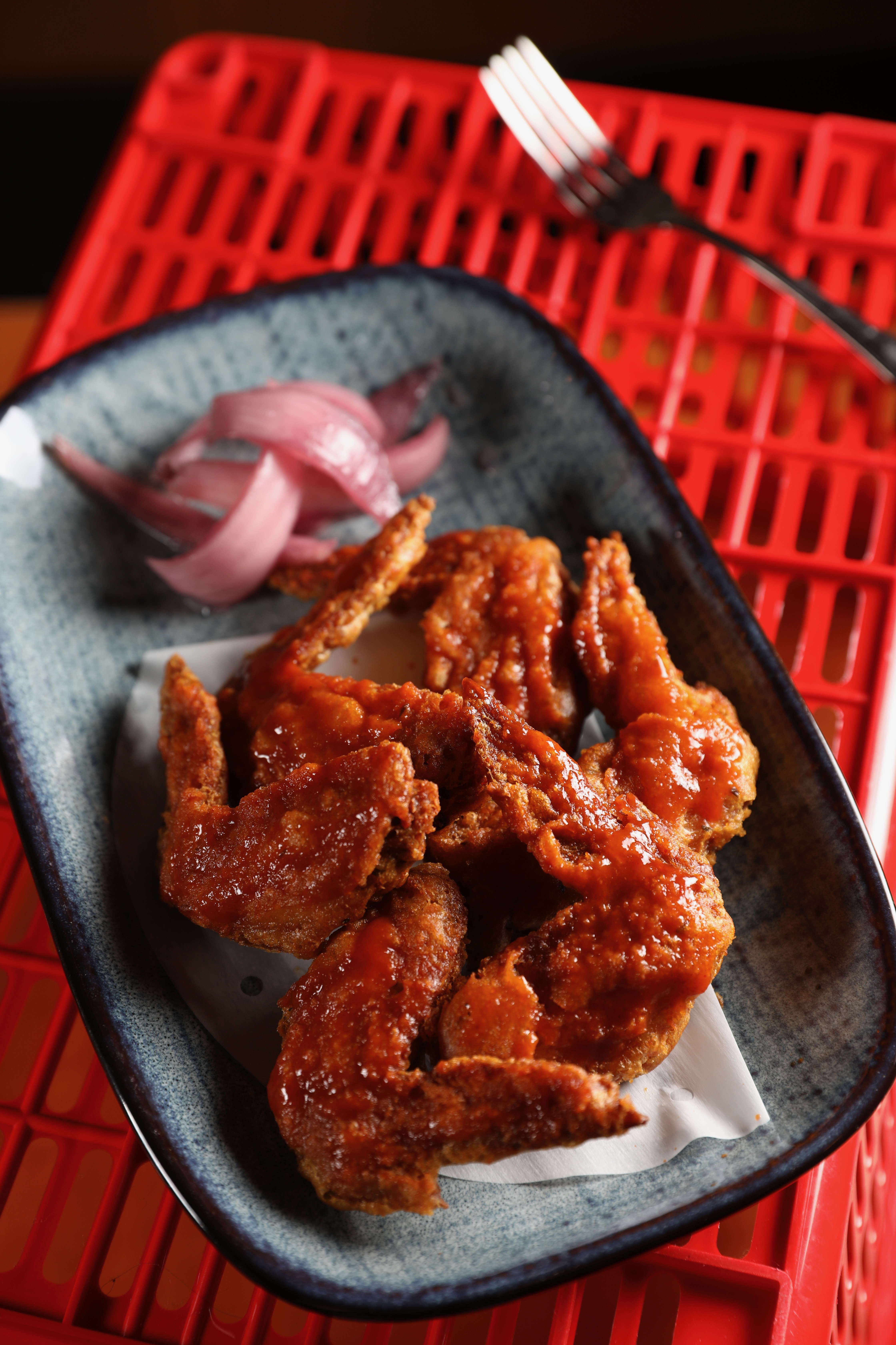 「東泉風辣味炸雞翅」有台中醬料霸主東泉辣椒醬加持，辣度力道有強。（180元／份）