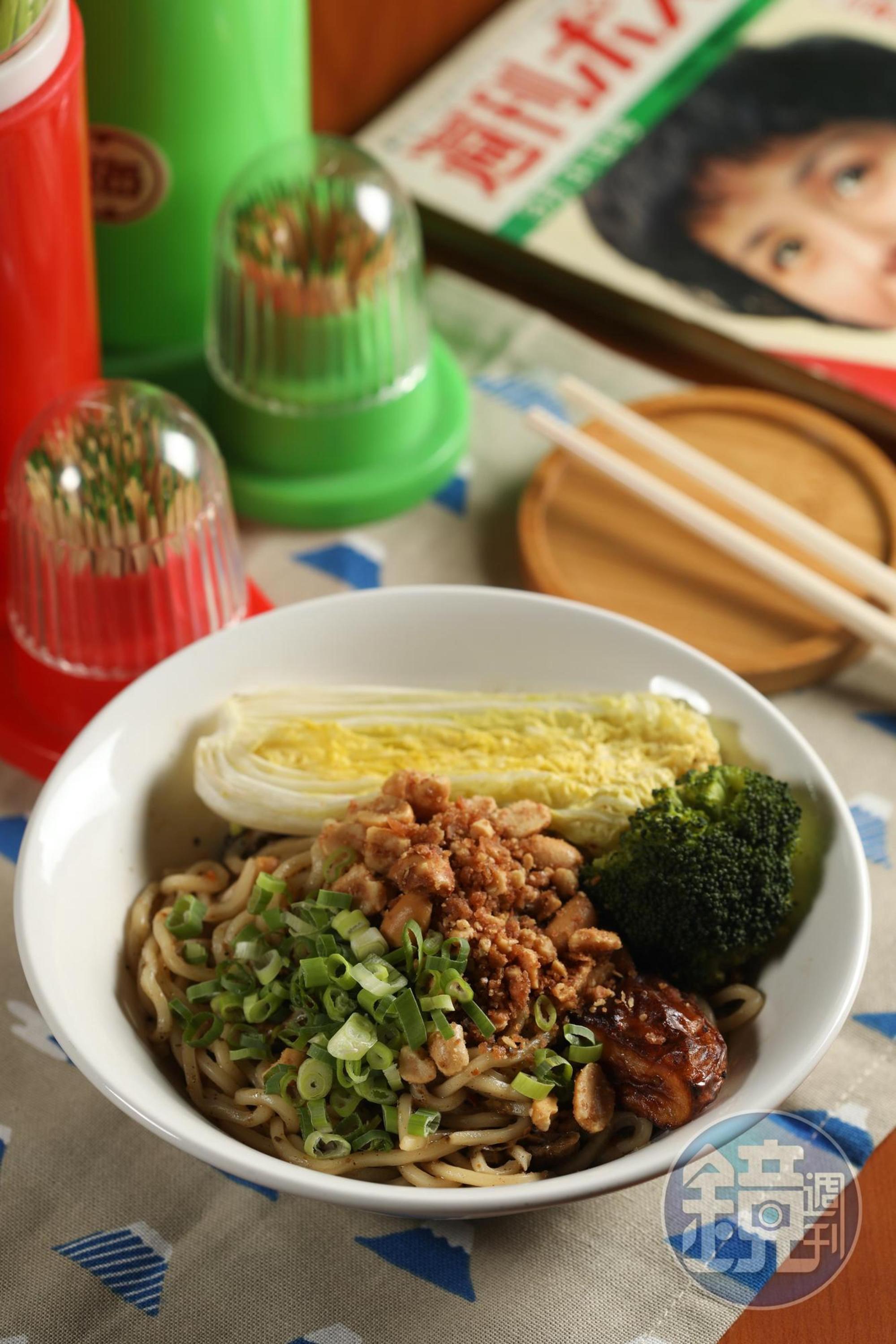 「秘製香料辣油擔擔麵」用炒辣椒、花椒製作特調辣油拌麵，香麻夠味。