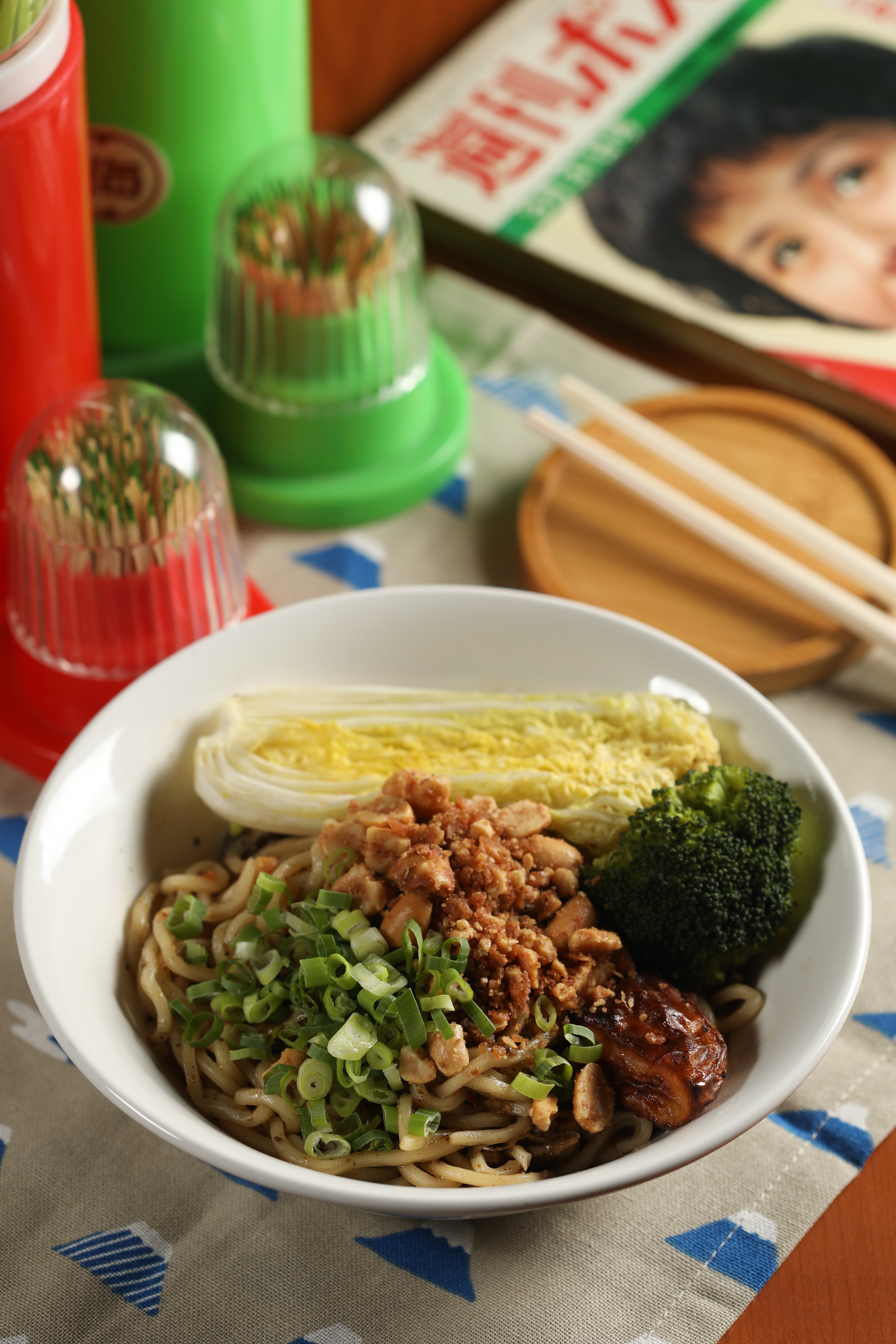 「秘製香料辣油擔擔麵」用炒辣椒、花椒製作特調辣油拌麵，香麻夠味。