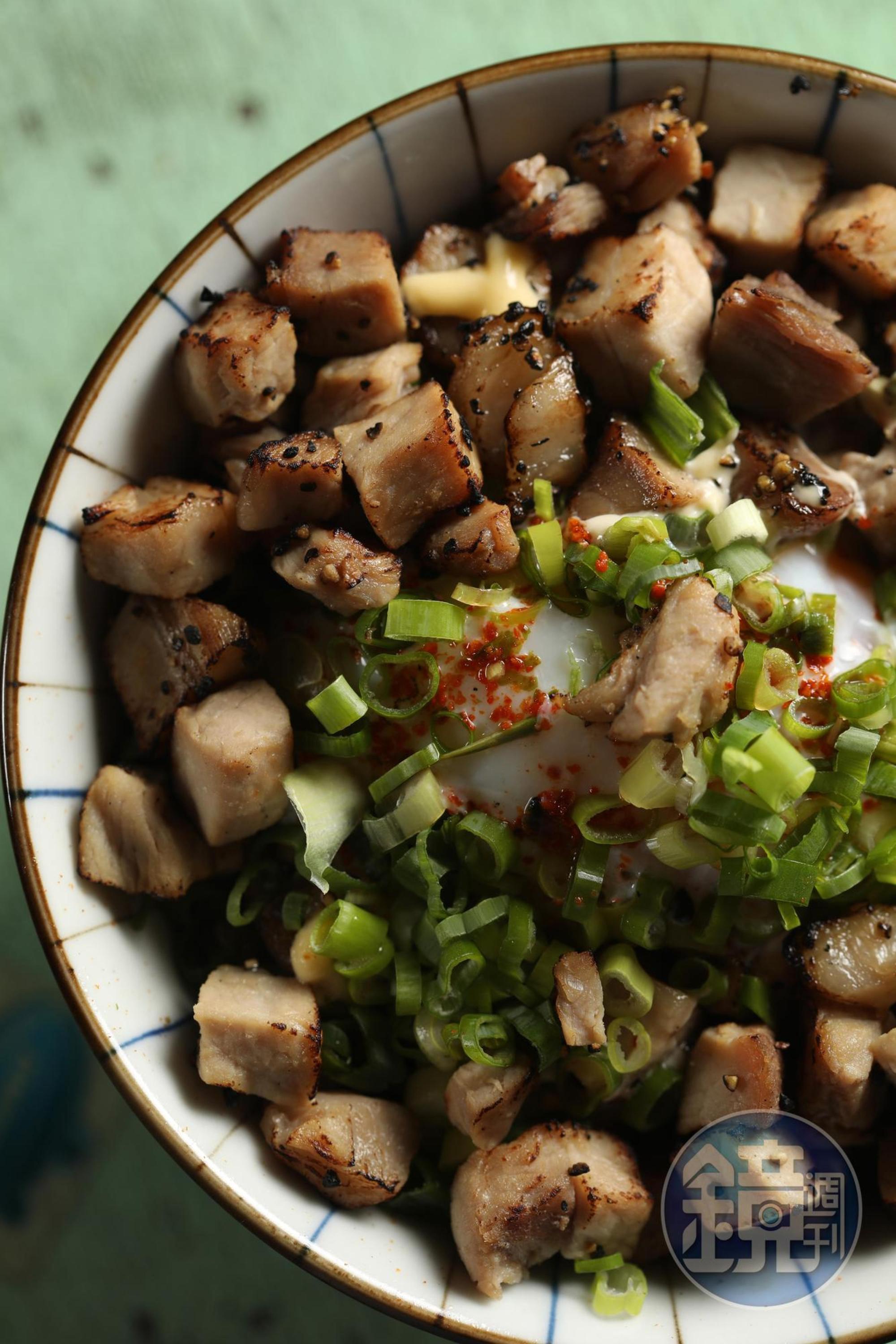「炙燒叉燒飯」鋪滿叉燒丁，把溫泉蛋拌勻，濕潤又有肉香。（120元／碗）