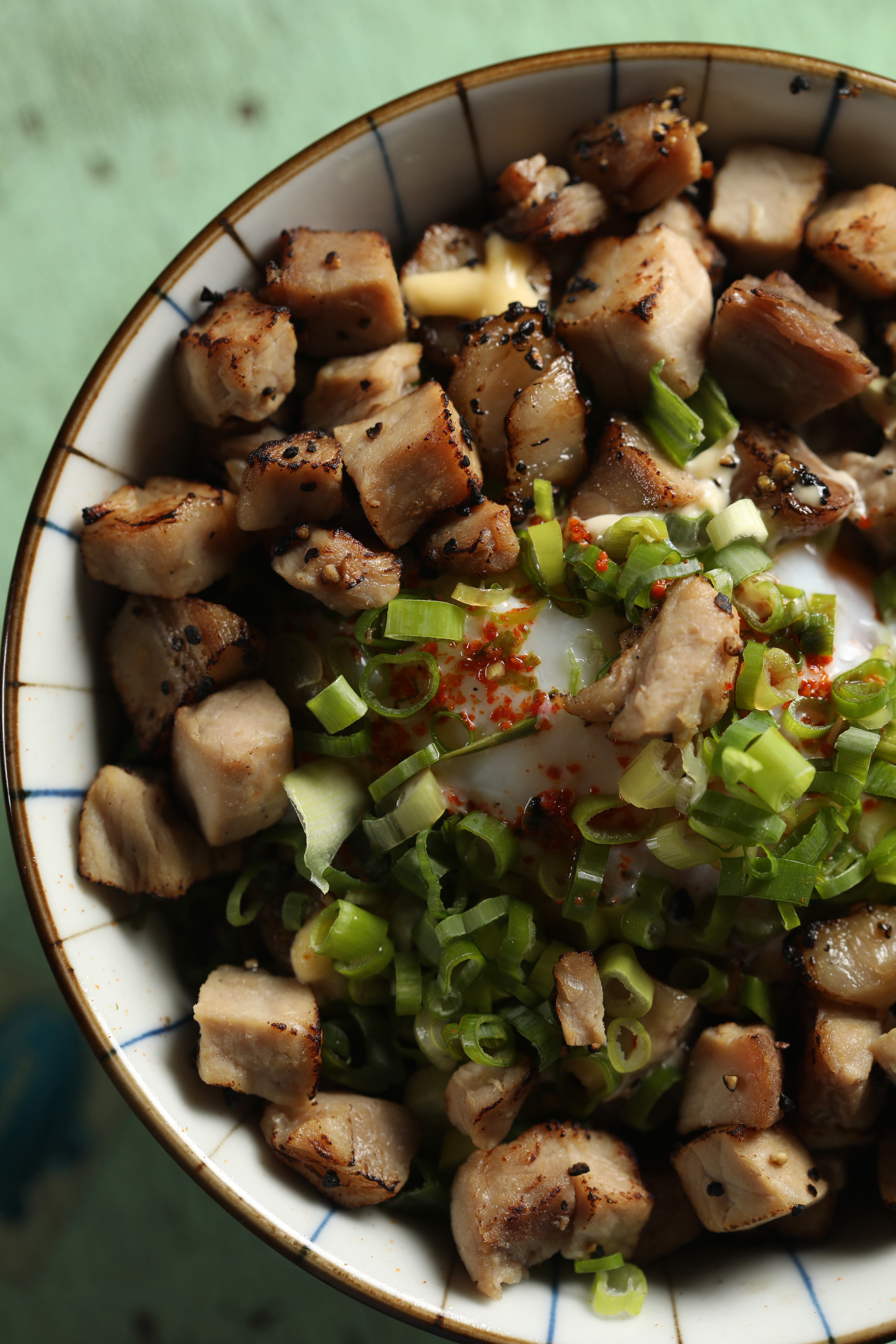 「炙燒叉燒飯」鋪滿叉燒丁，把溫泉蛋拌勻，濕潤又有肉香。（120元／碗）
