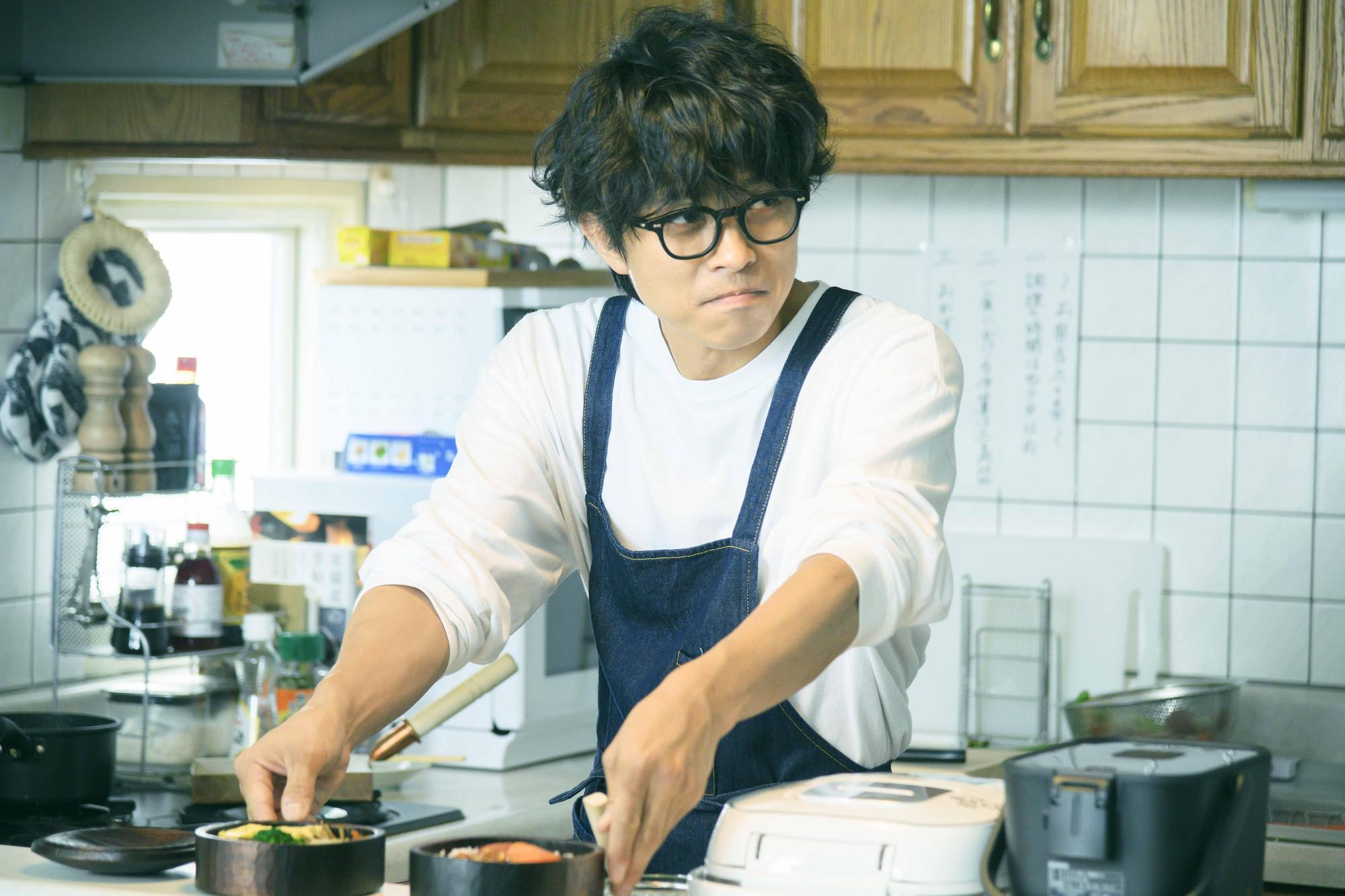 井之原快彥在片中有大量下廚的戲得拍，他也特地苦練蛋捲的製作方式。（蜜蜂工房提供）