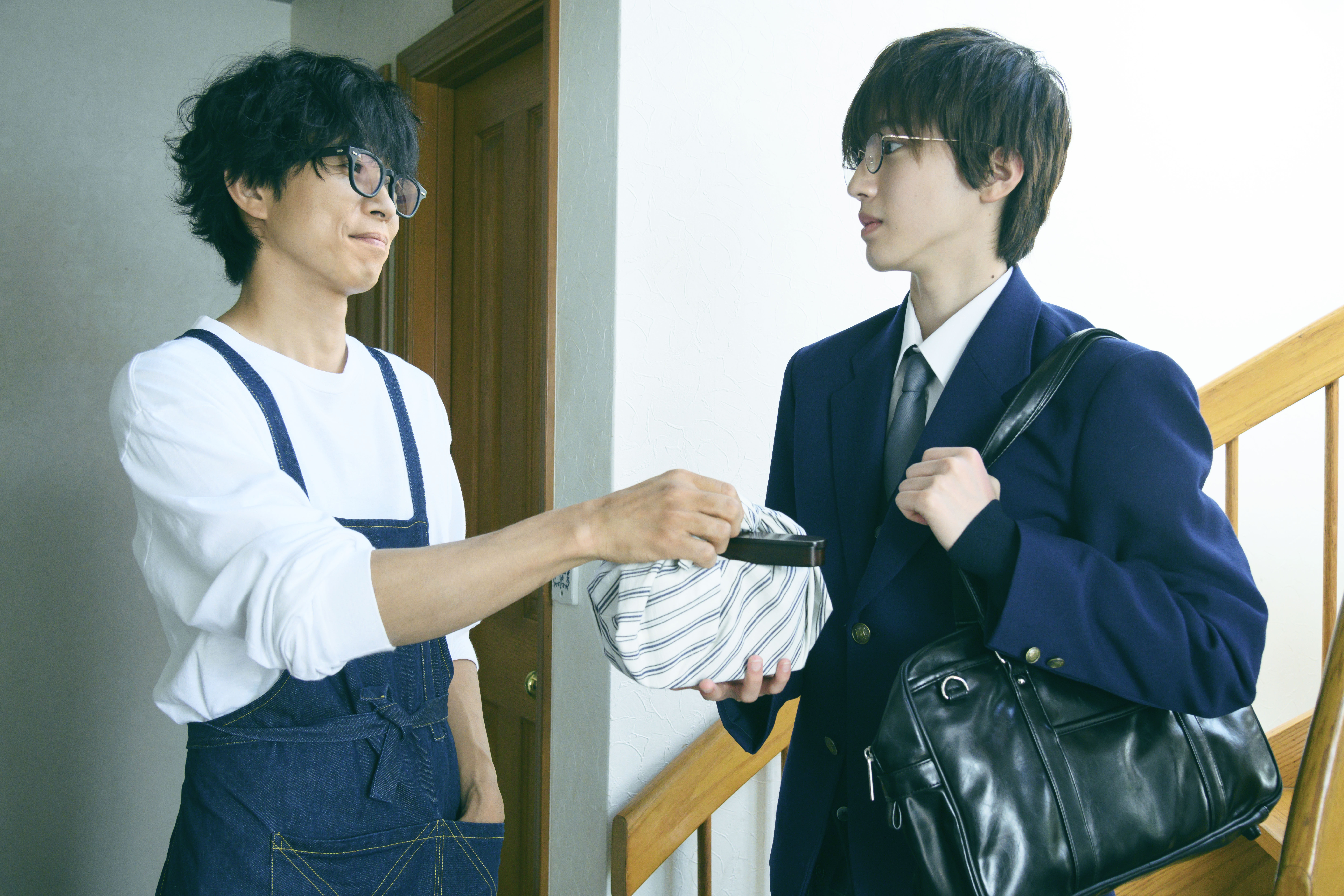 井之原快彥（左）和師弟道枝駿佑《461個便當》演父子，為拉近距離要道枝停用敬語。（蜜蜂工房提供）