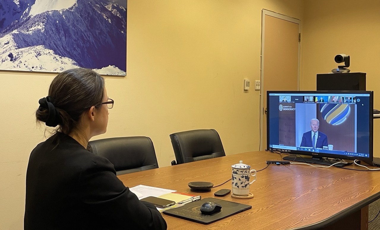 我國駐美代表蕭美琴（左）代表台灣參與白宮民主峰會，並罕見同框美國總統拜登（右）。（翻攝自@bikhim twitter）