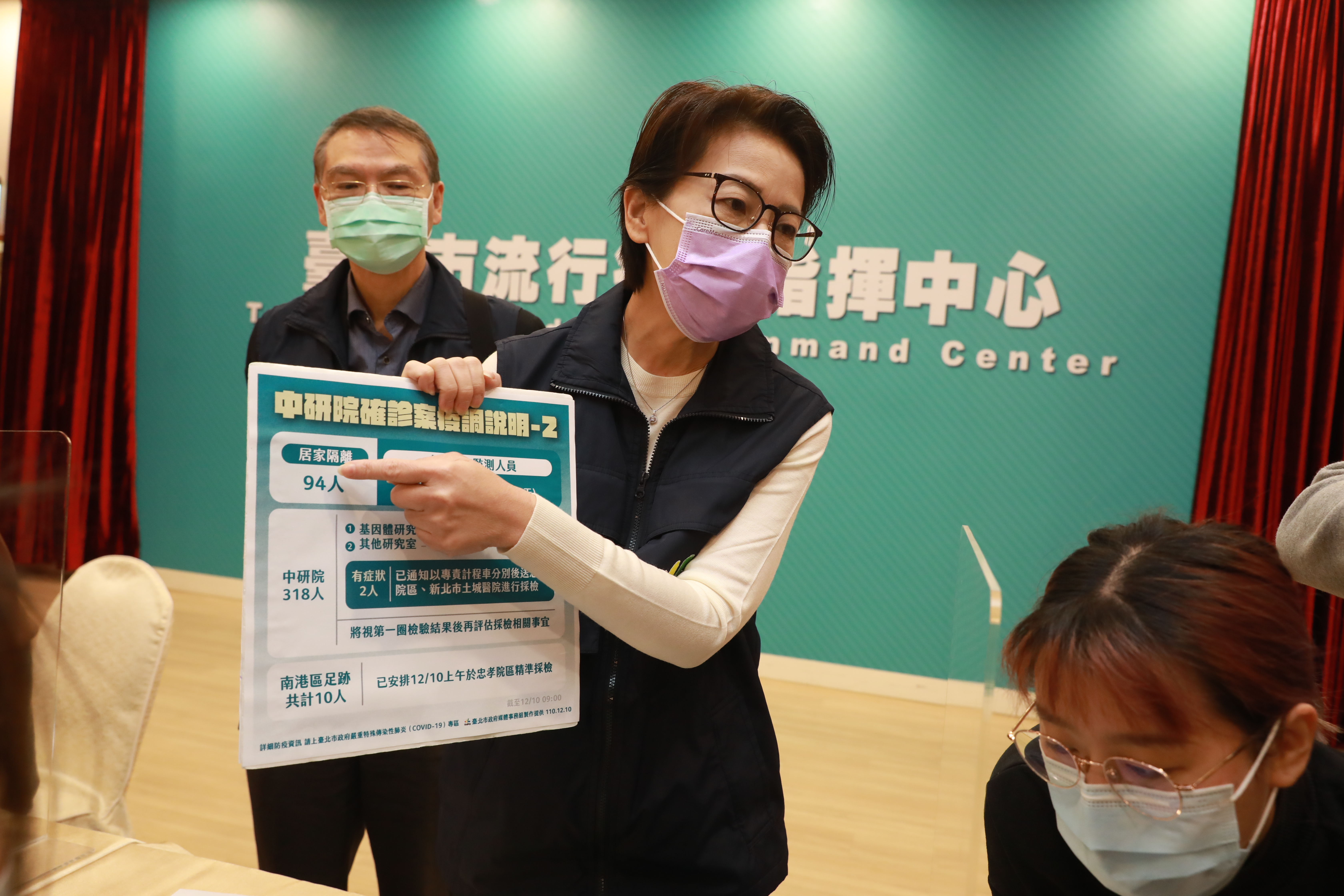 黃珊珊仔細說明確診女的染疫情情形。