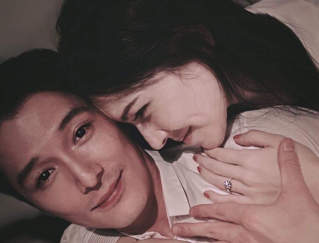 許瑋甯與邱澤分別分享結婚喜訊，許瑋甯的大婚戒超搶眼。（翻攝自許瑋甯IG）