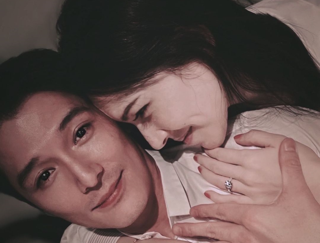 許瑋甯與邱澤分別分享結婚喜訊,許瑋甯的大婚戒超搶眼。(翻攝自許瑋甯IG)