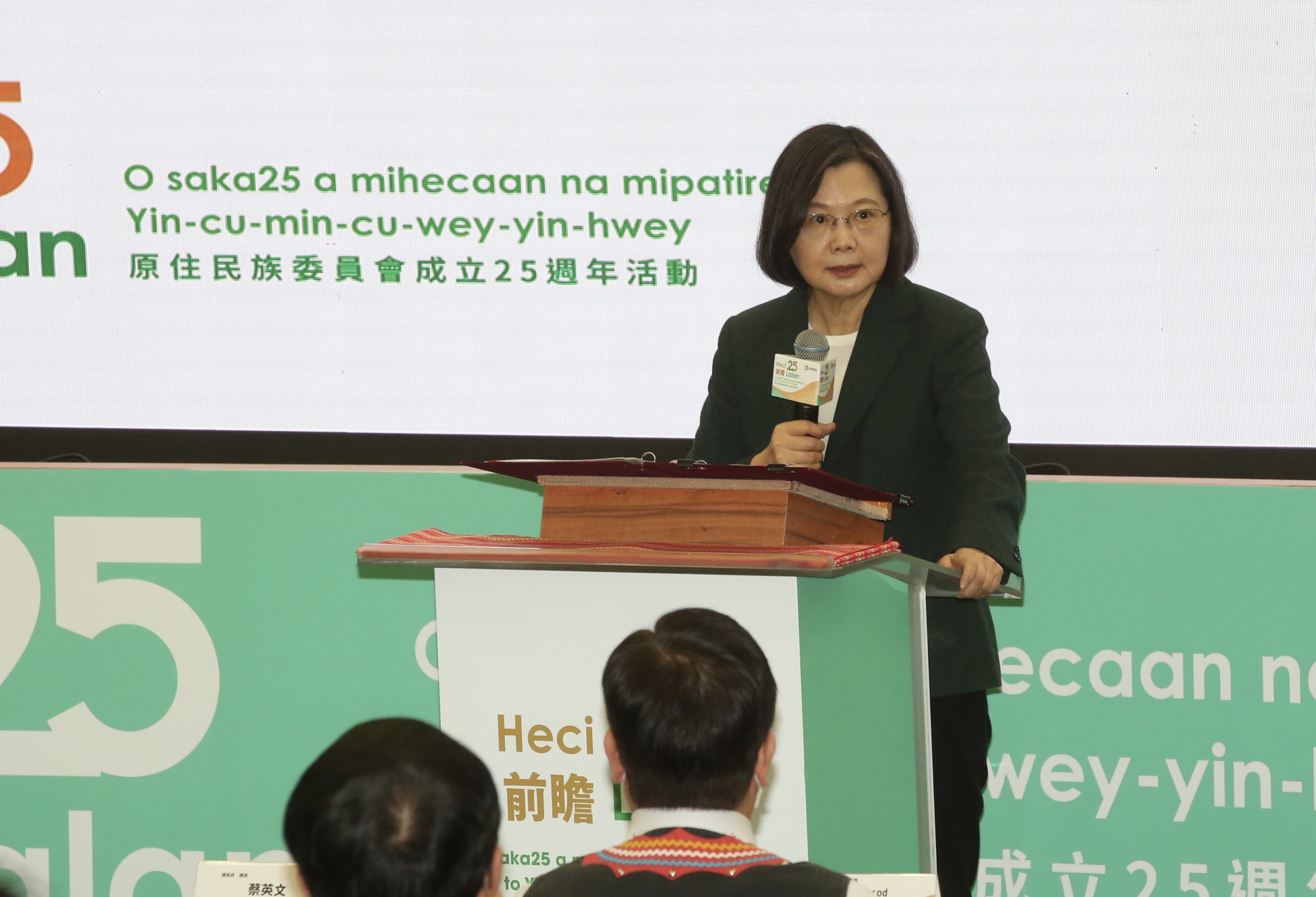 蔡英文稍早也強調，無論文攻武嚇都不會改變台灣堅持走向世界。