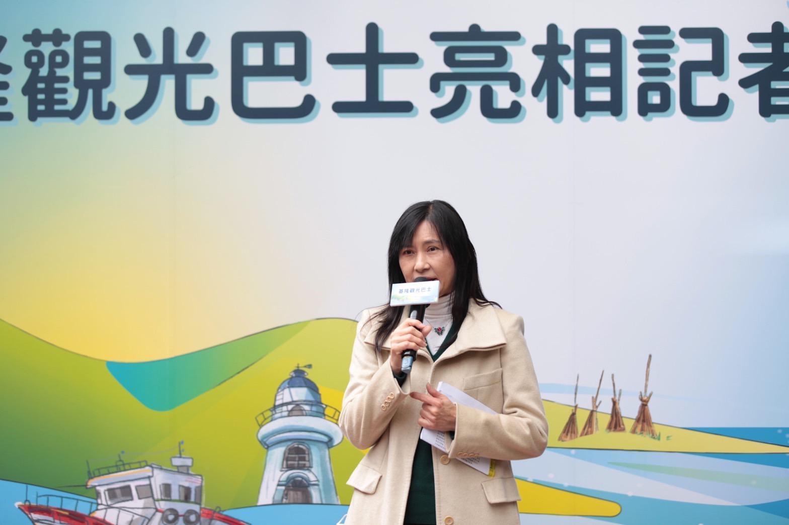 觀光及城市行銷處長曾姿雯歡迎旅客一同來基隆搭乘觀光巴士。（基隆市政府提供）