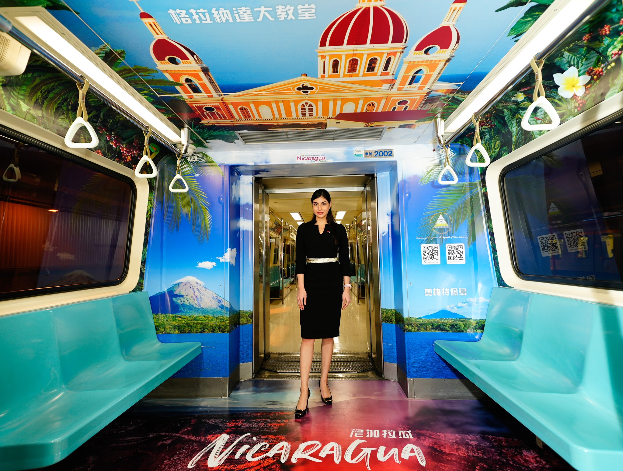 尼加拉瓜駐台大使李蜜娜日前才開心與捷運車廂合影，沒想到沒過多久尼加拉瓜就與台灣斷交。（翻攝自中美洲經貿辦事臉書）