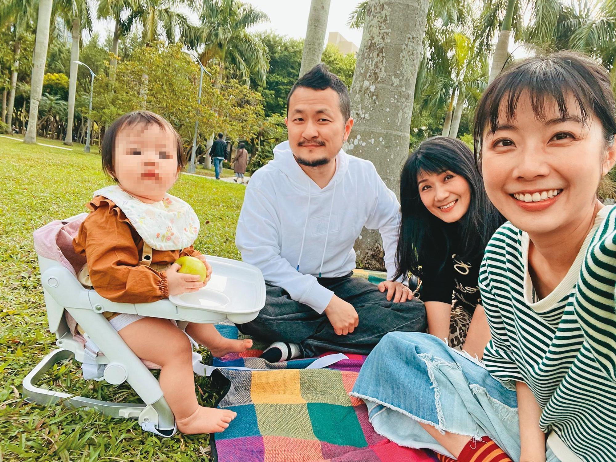 《月老》的生死議題讓許多觀眾淚濕，岳母（右二）的猝逝也讓九把刀（左二）感觸良多。圖為九把刀的全家福照。（翻攝自九把刀臉書）