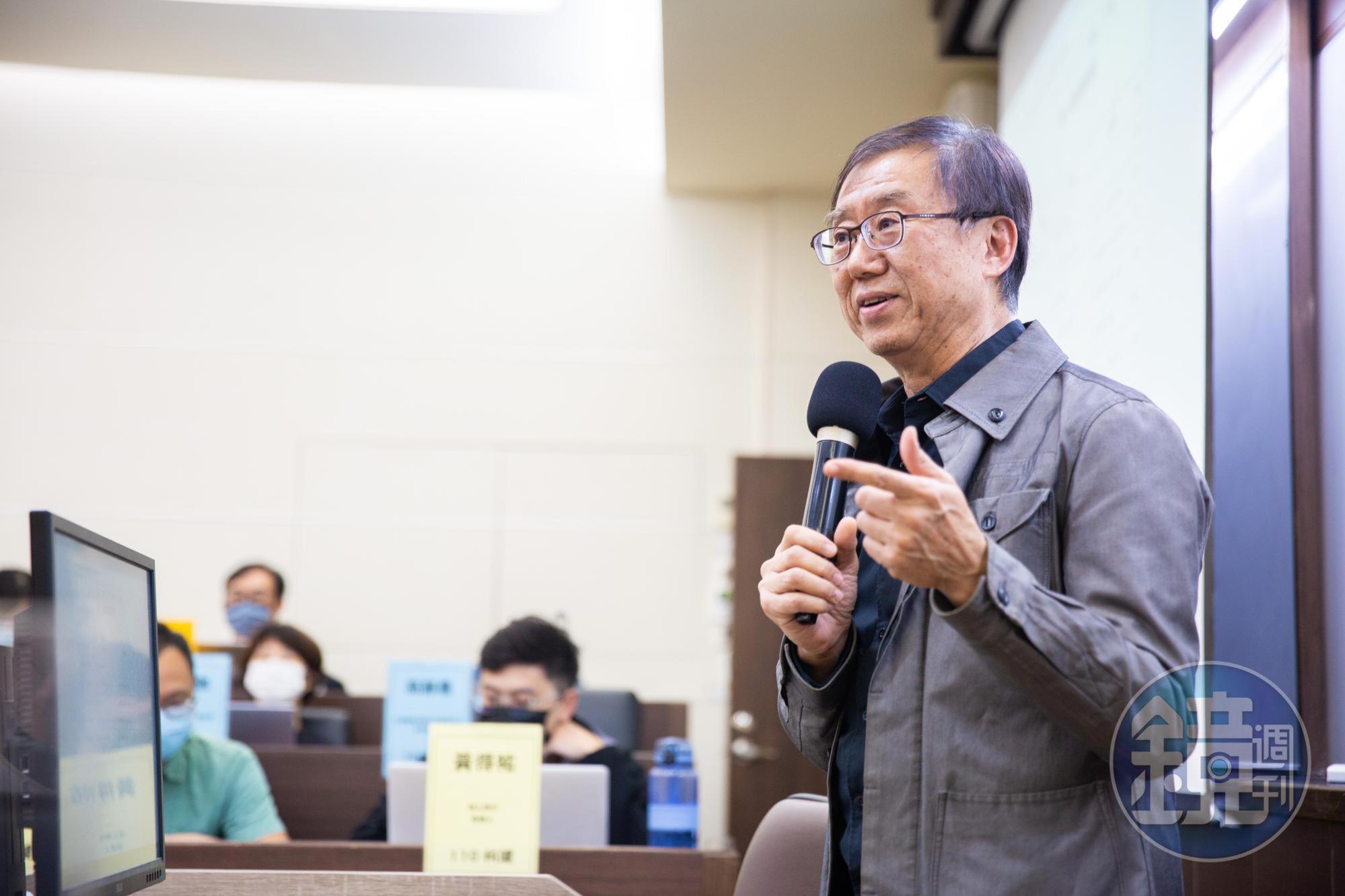 王國雄每週五在中興大學EMBA班授課,分享過去的實戰經驗,是熱門秒殺課程。