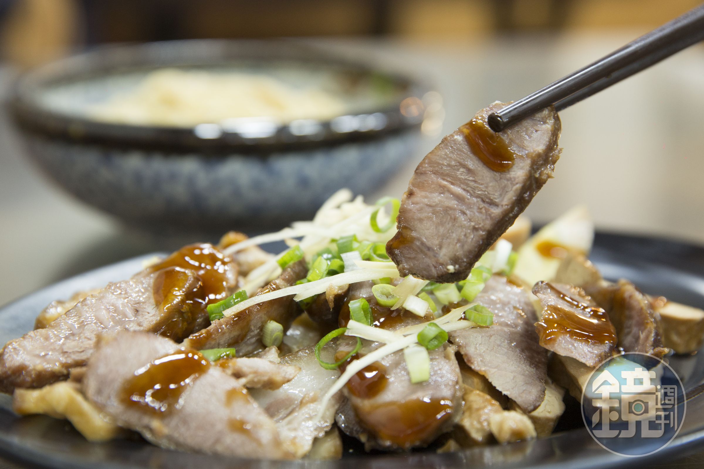 王國雄說，竹仔腳麵食館的傳統滷味，如嘴邊肉、豬大腸、豬舌、豆乾、海帶都很好吃。