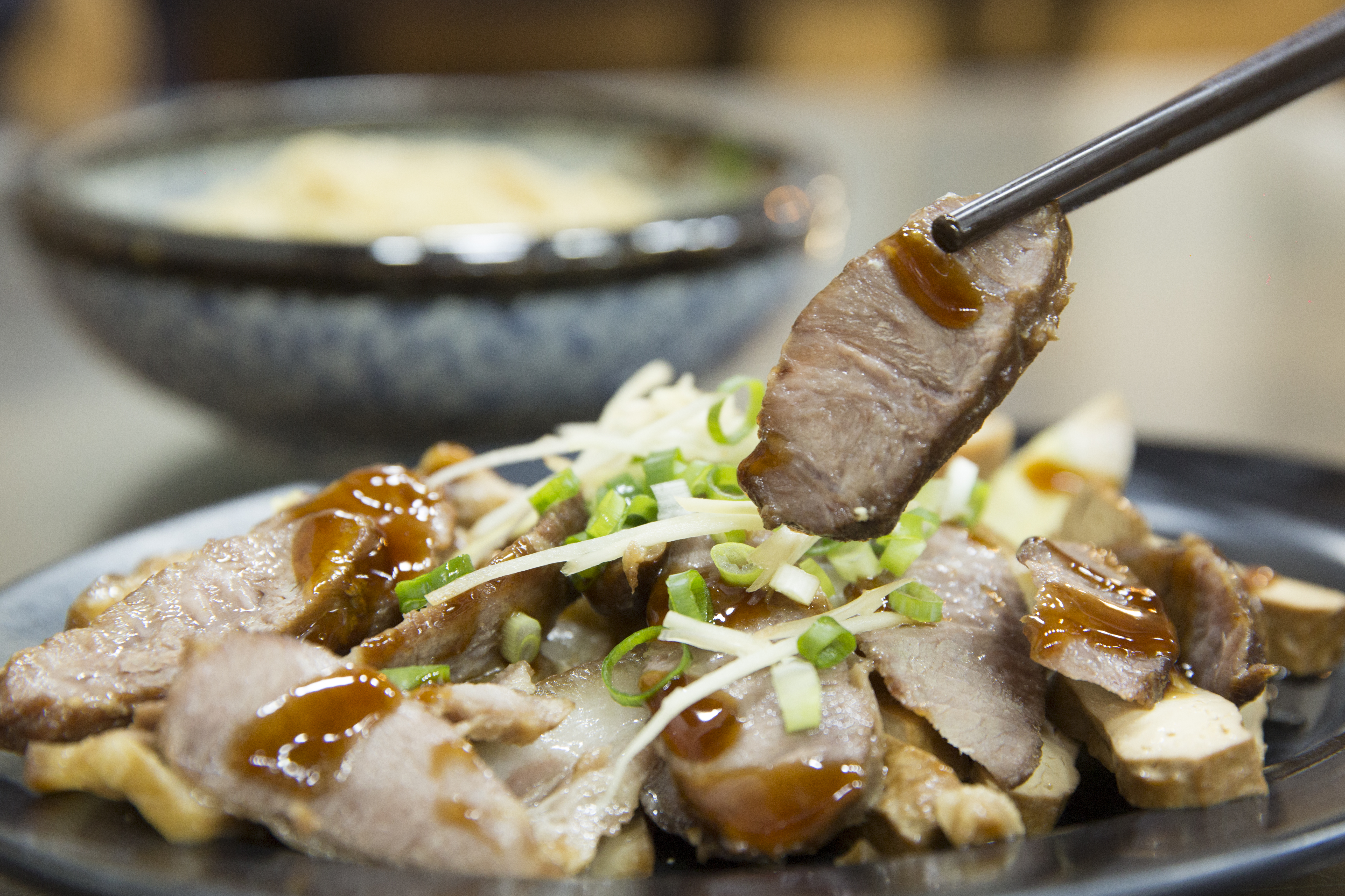 王國雄說，竹仔腳麵食館的傳統滷味，如嘴邊肉、豬大腸、豬舌、豆乾、海帶都很好吃。