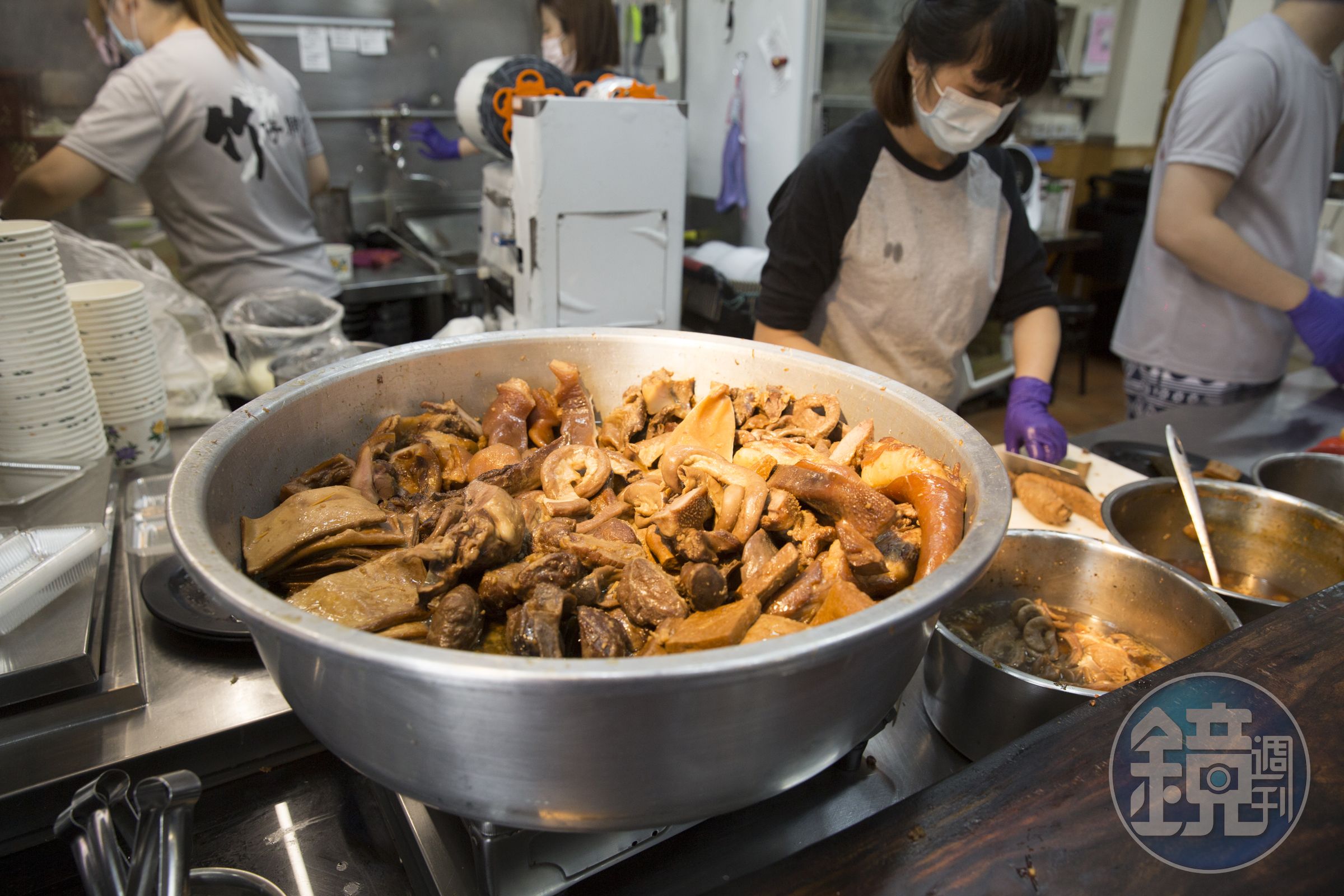 竹仔腳麵食館的傳統滷味，以大滷桶裝，讓人看了食指大動。
