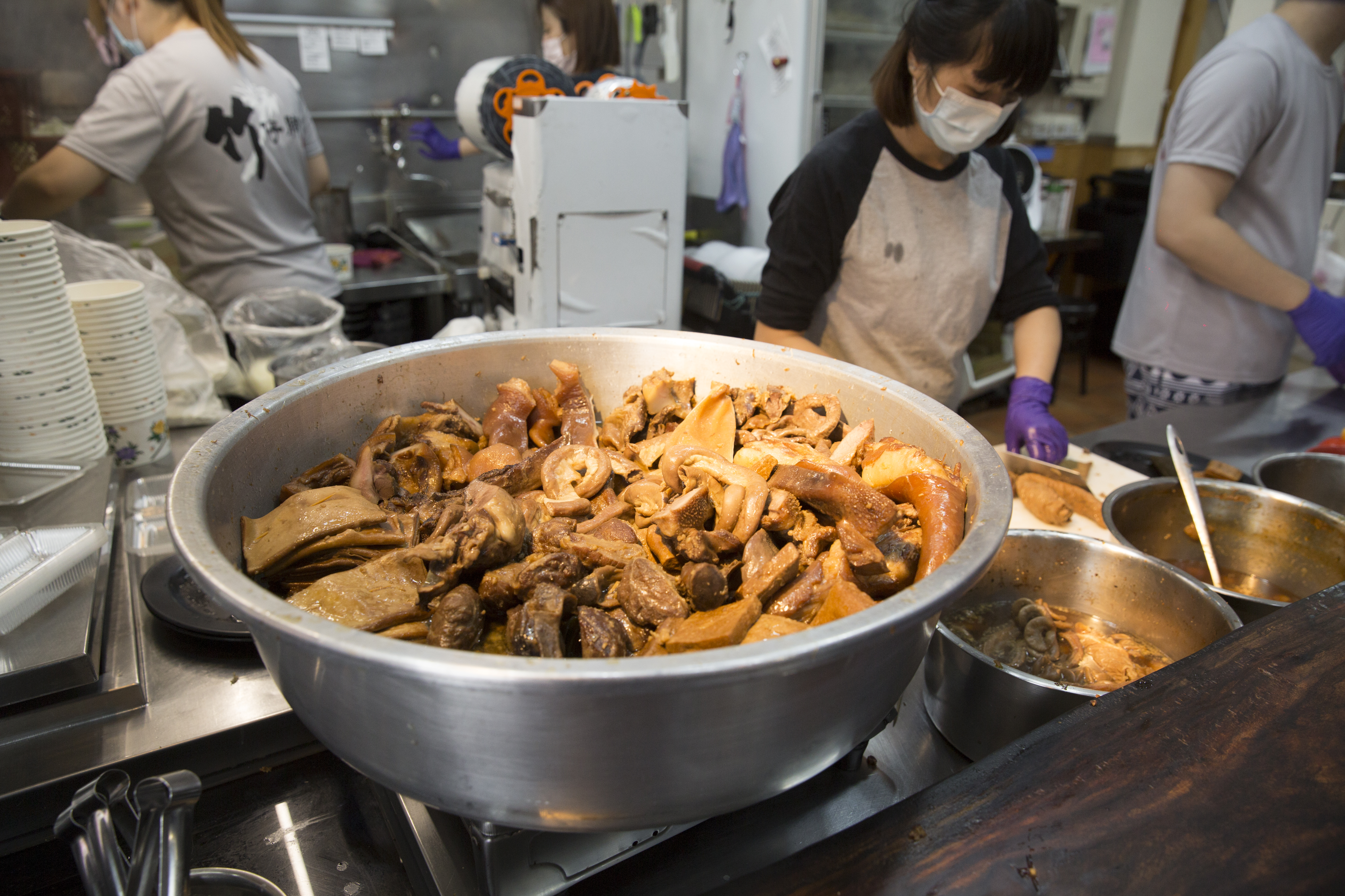 竹仔腳麵食館的傳統滷味，以大滷桶裝，讓人看了食指大動。