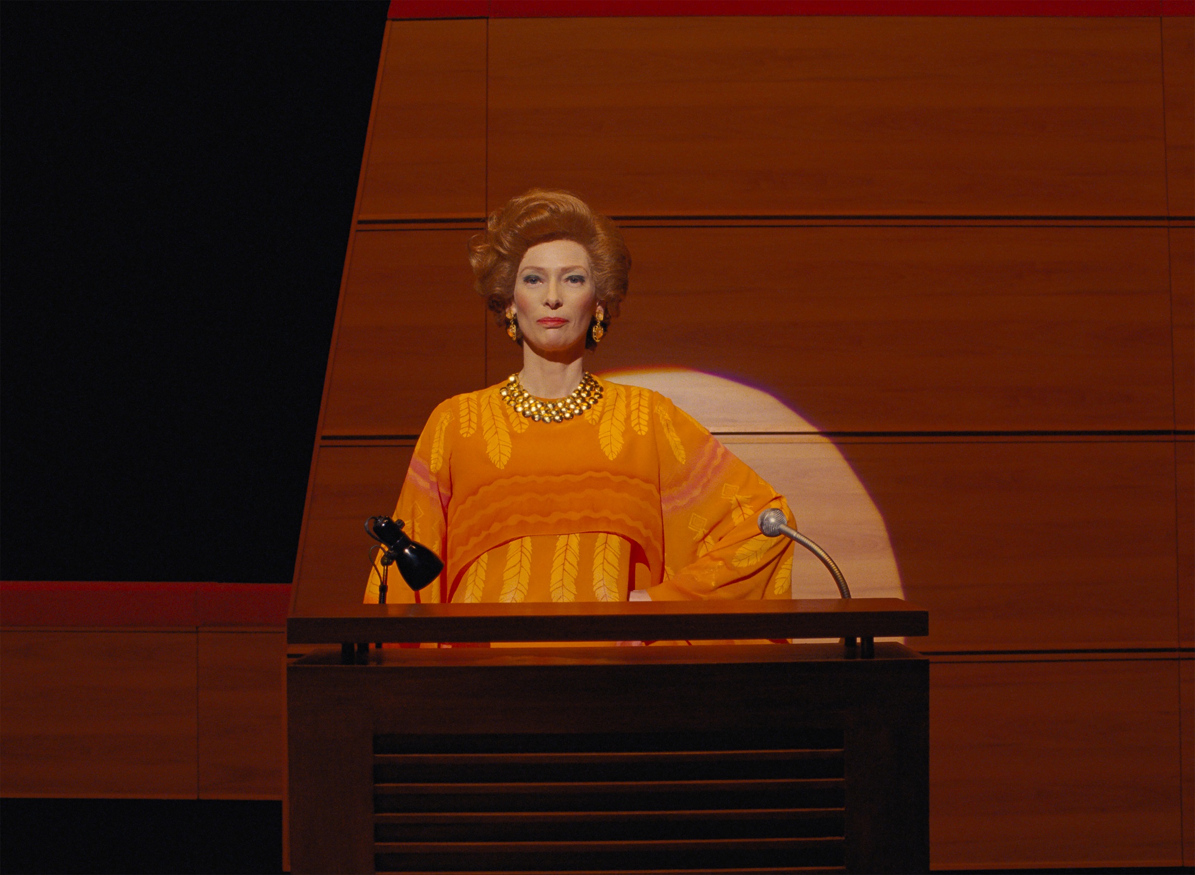 《法蘭西特派週報》蒂妲絲雲頓飾演風格強烈的報導作者。（20世紀影業）