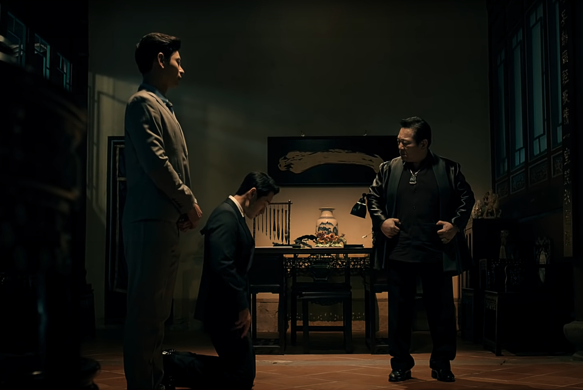  路斯明（中）所屬的陳家，畫面呈現偏暗，頗具幕後操盤手之意。（公視提供）