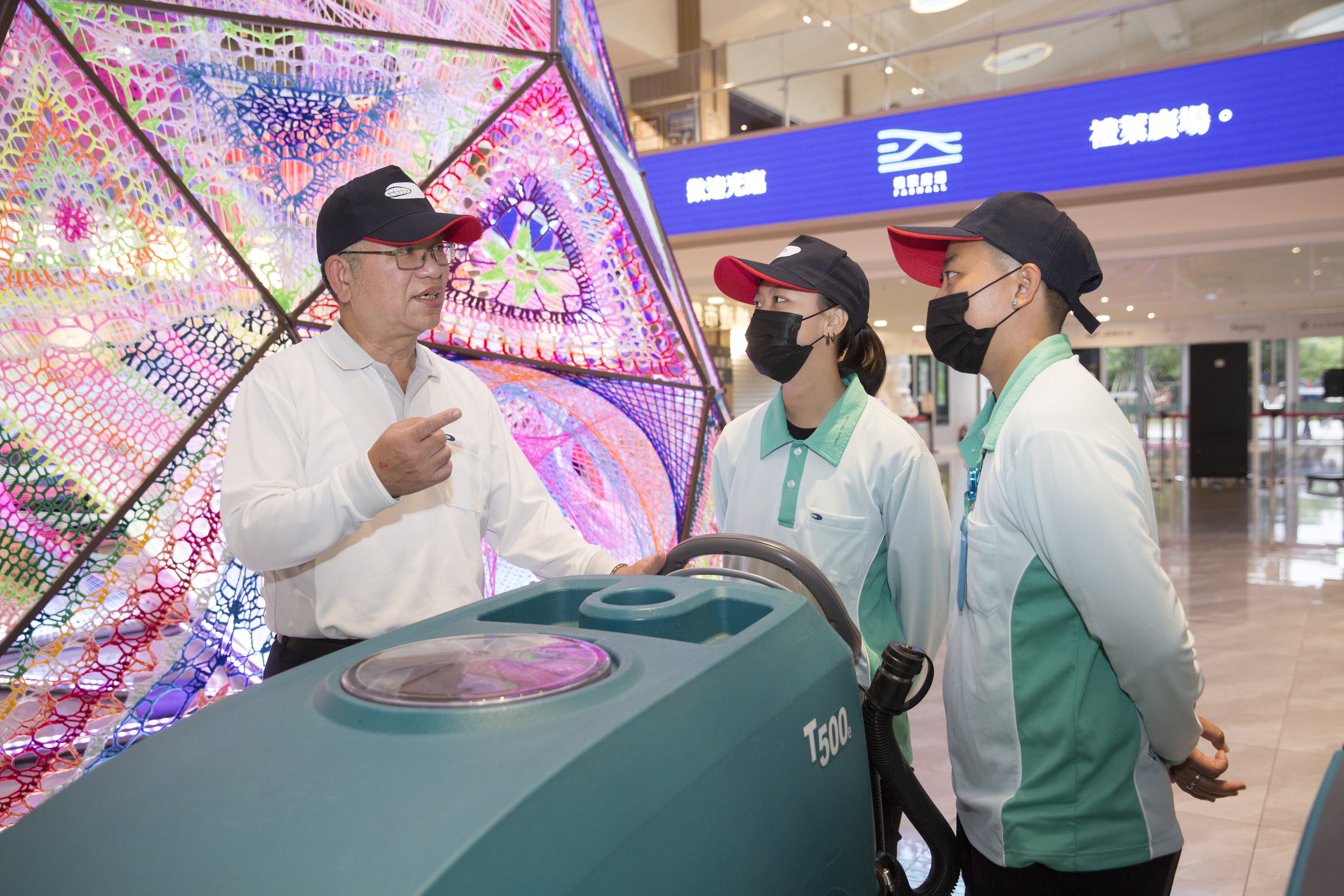 黃昭贊對員工總是多一份體諒。難得出現在案場，他與員工閒聊，發現是一對母女檔來工作，喃喃地說：「這要重點栽培。」