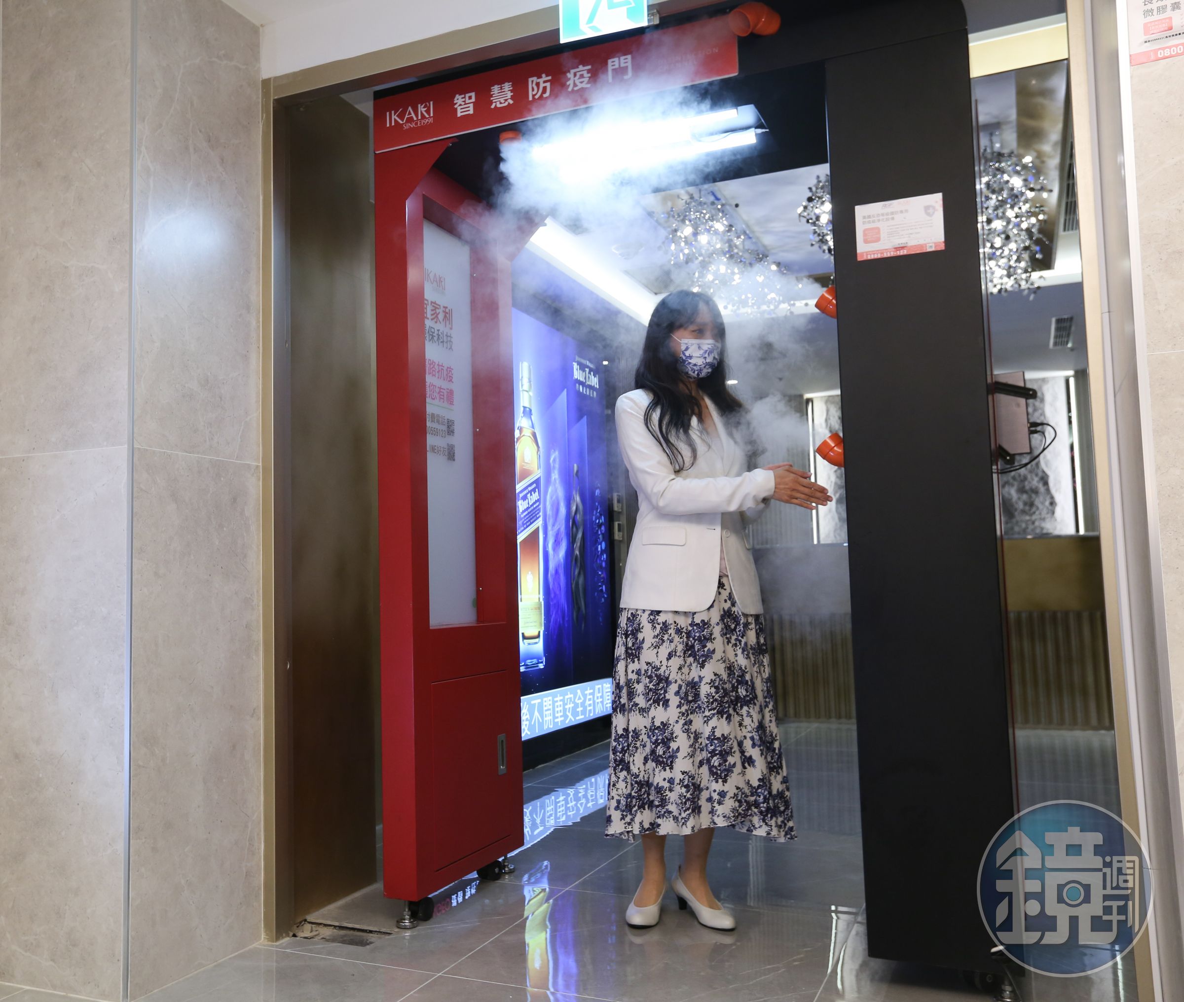 疫情重創八大行業，子公司宜家利環保科技總經理周郁菁，還特別去酒店示範推廣他們做出的防疫門。