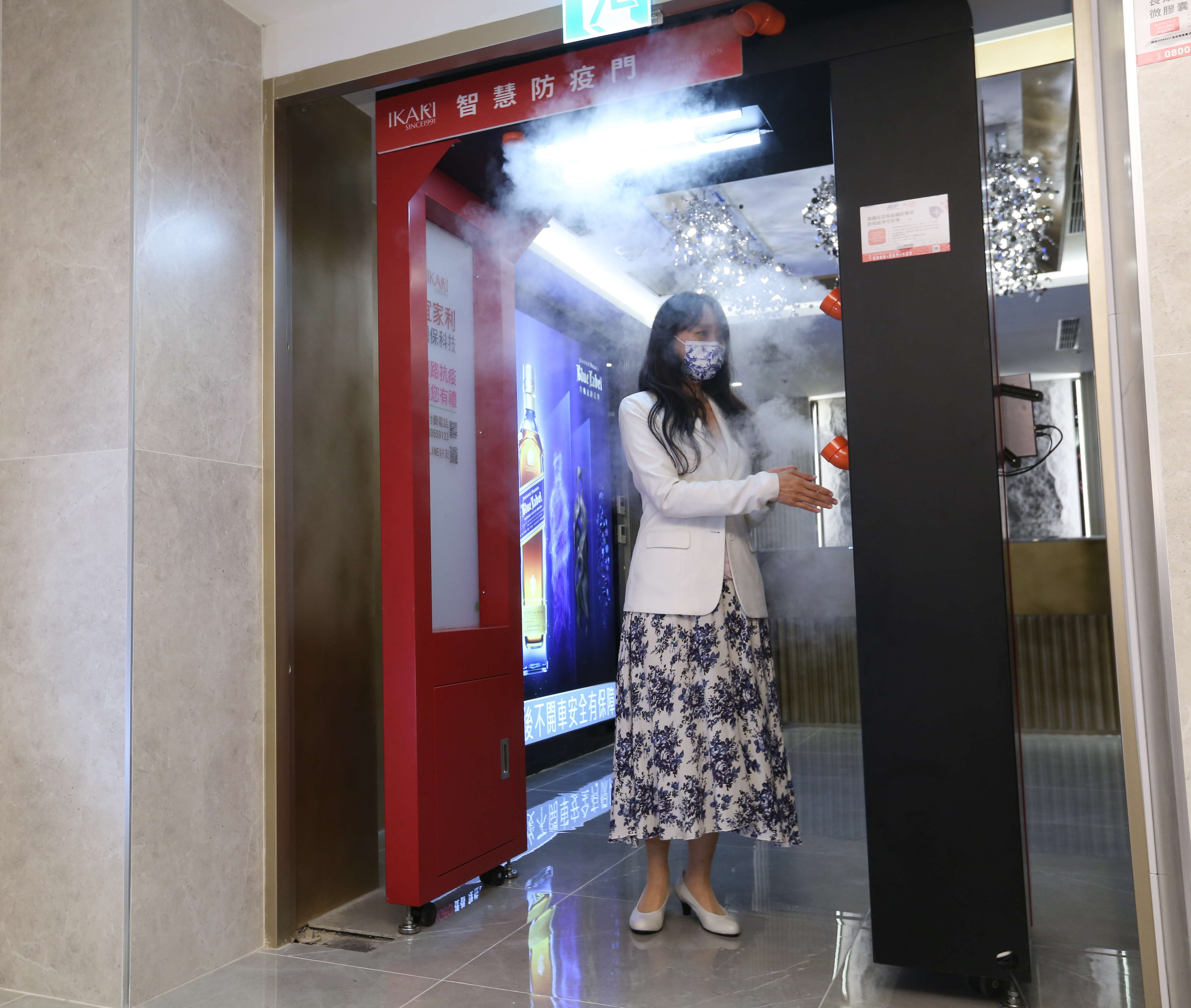 疫情重創八大行業，子公司宜家利環保科技總經理周郁菁，還特別去酒店示範推廣他們做出的防疫門。
