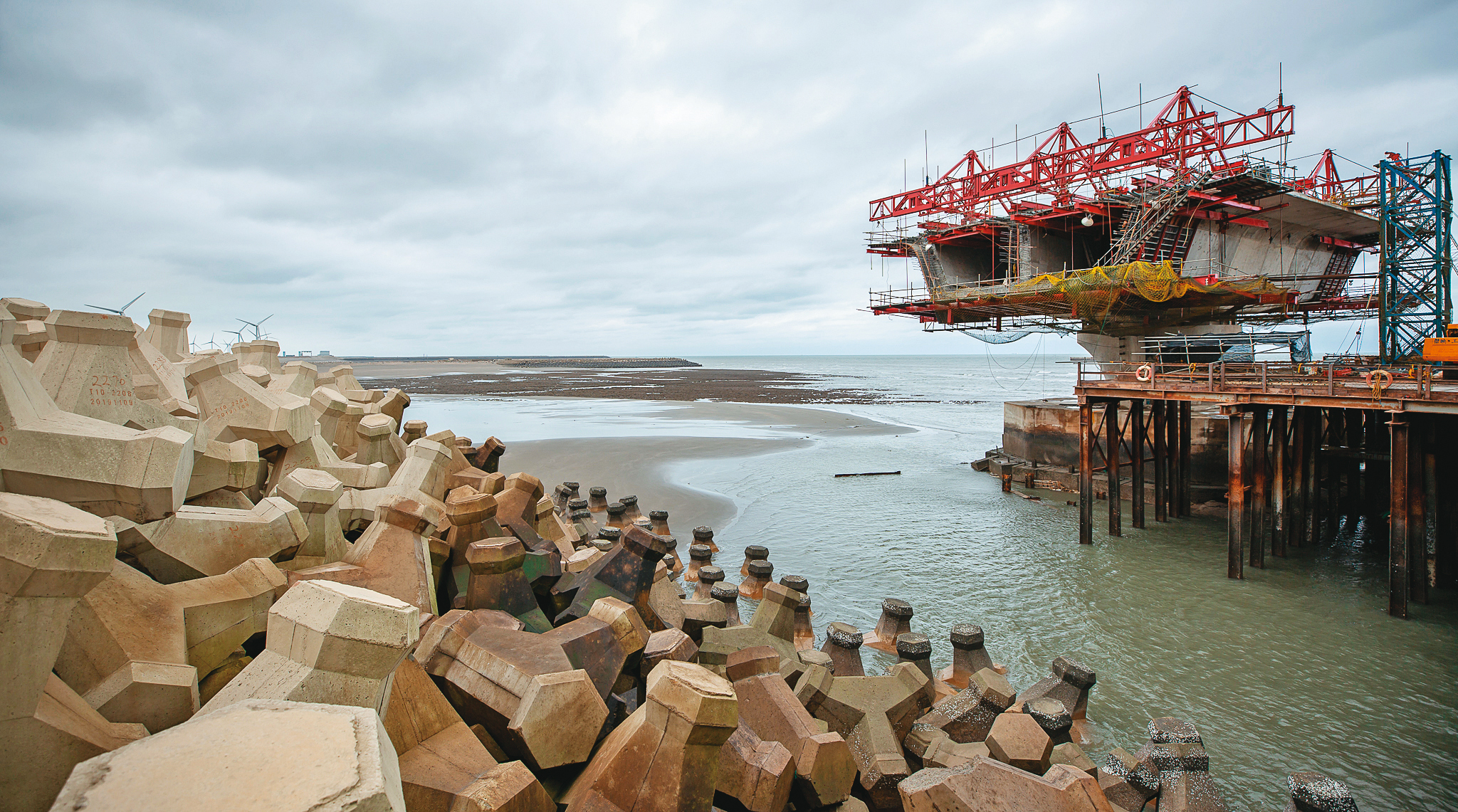 11月底，總統蔡英文視察三接工程，一句「三接沒有蓋在藻礁上」，引發藻礁團體怒火，中油則說，只有0.4公頃的棧橋橋墩觸及藻礁。（總統府提供）