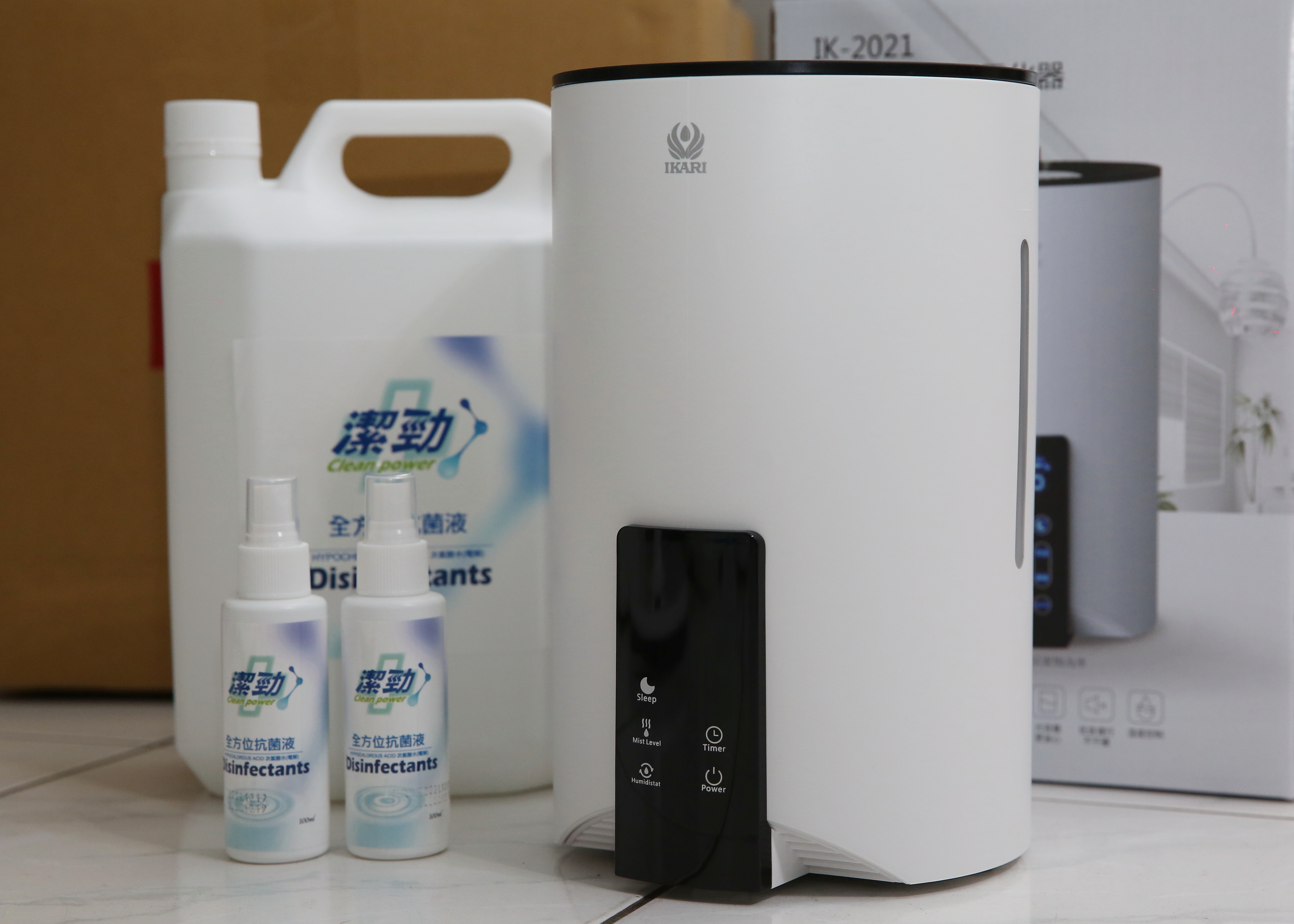 抗菌電解水(左)，可針對不同企業客製配方，包括知名咖啡連鎖店、便利店都是客戶。智能抗菌專用霧化器(右)可擺放在櫃檯、玄關等處，霧量皆可調整。（抗菌隨身瓶，160元／瓶。智能抗菌專用霧化器2880元）