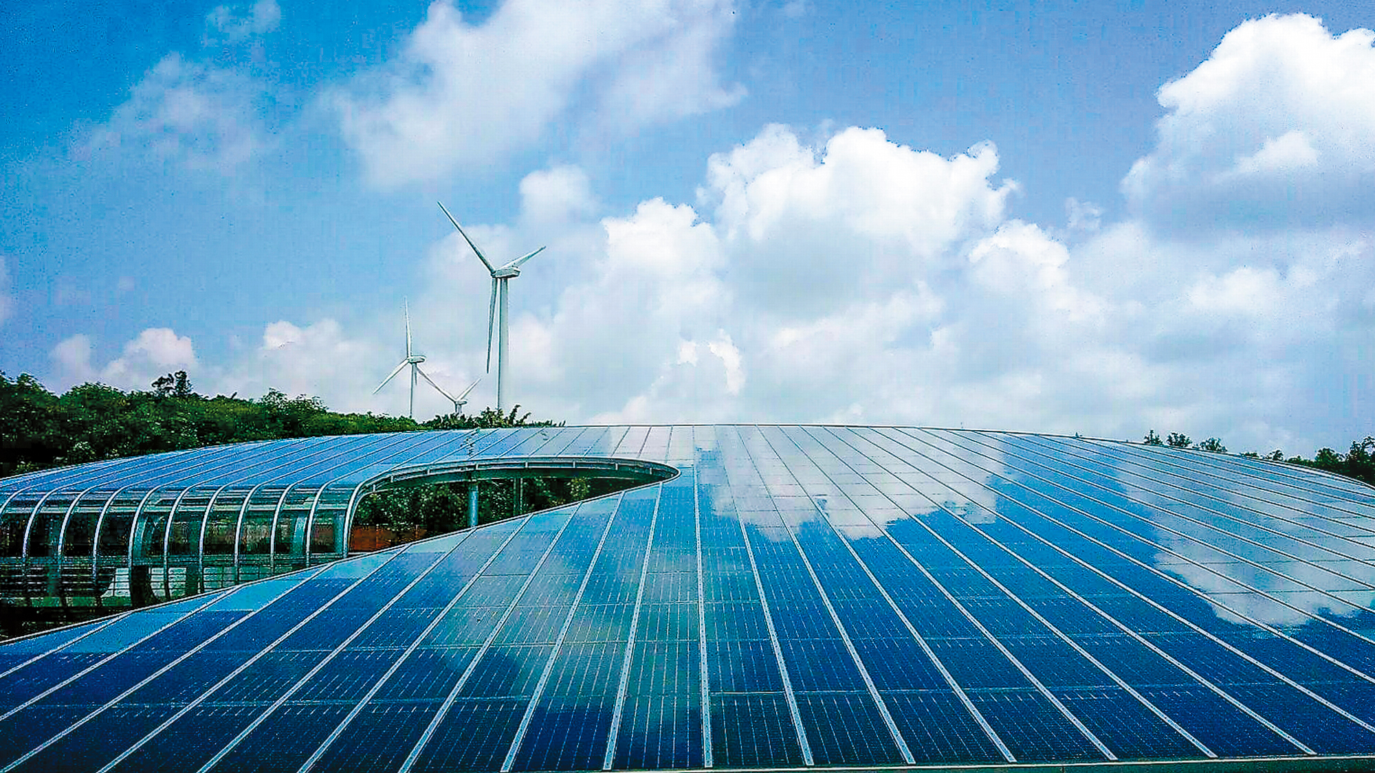 近年政府雖力推再生能源，無論是地面型光電或是離岸風電，面臨農民、漁民及環保團體的抗爭，導致裝置容量發展不如預期。（台電提供）