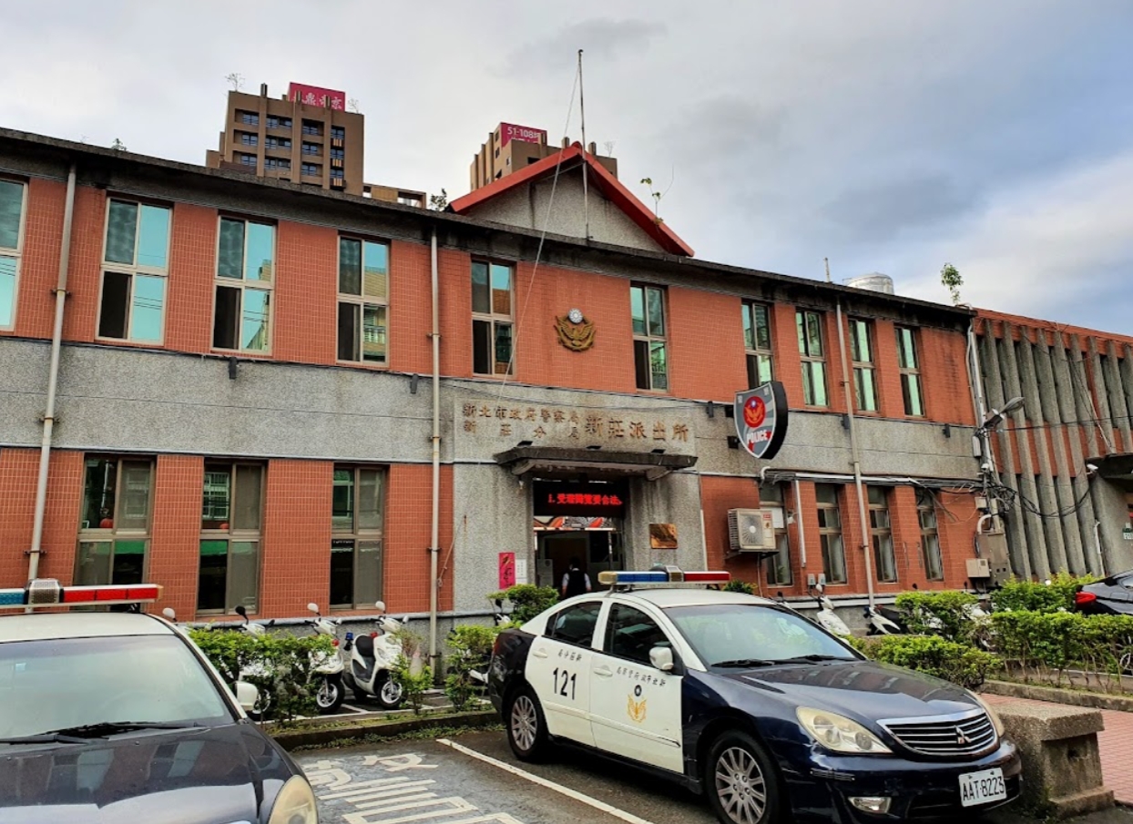 新莊警分局接獲行員報案，成功保住六旬老翁的老本。（翻攝Google街景地圖）