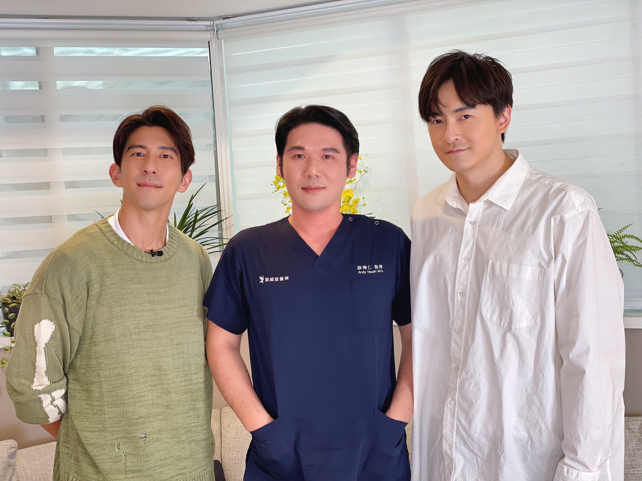 鄭元暢（右）和修杰楷（左）與薛博仁醫師聊醫美。（最大國際娛樂提供）