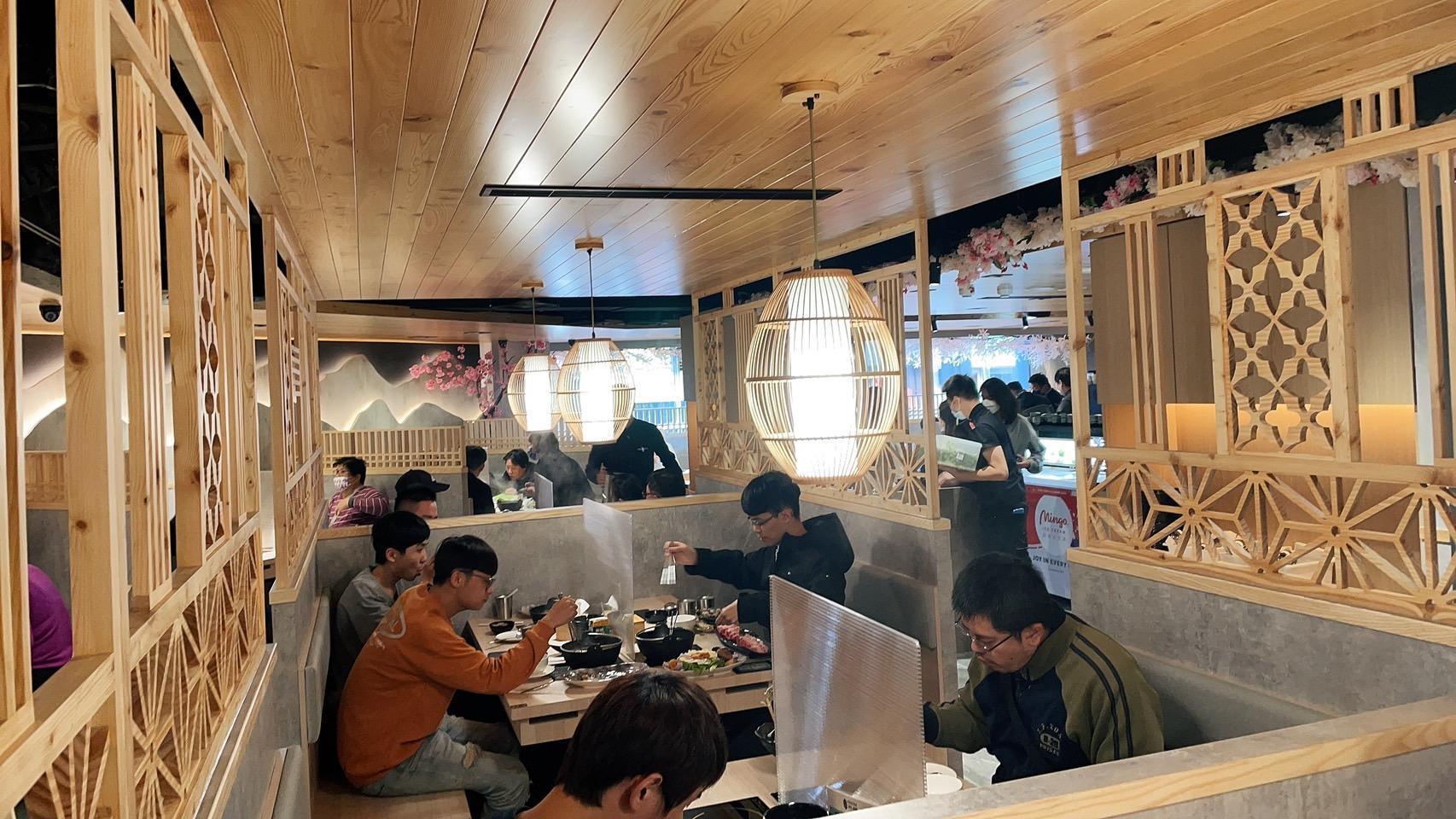 築間餐飲集團今開第100家分店，插旗西門町。還不到中午12點，餐廳內已經座無虛席。（築間餐飲集團提供）