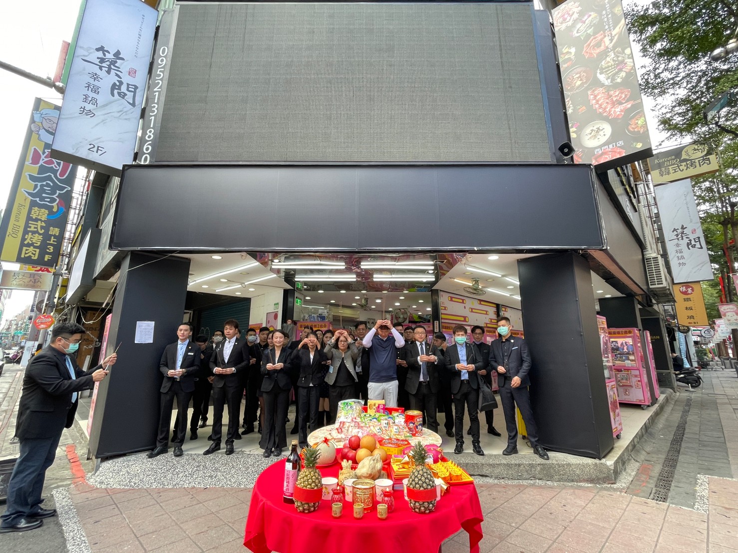 董事長林楷傑(中)一身低調休閒服現身,率同仁開幕拜拜。他對西門町分店信心滿滿。(築間餐飲集團提供)