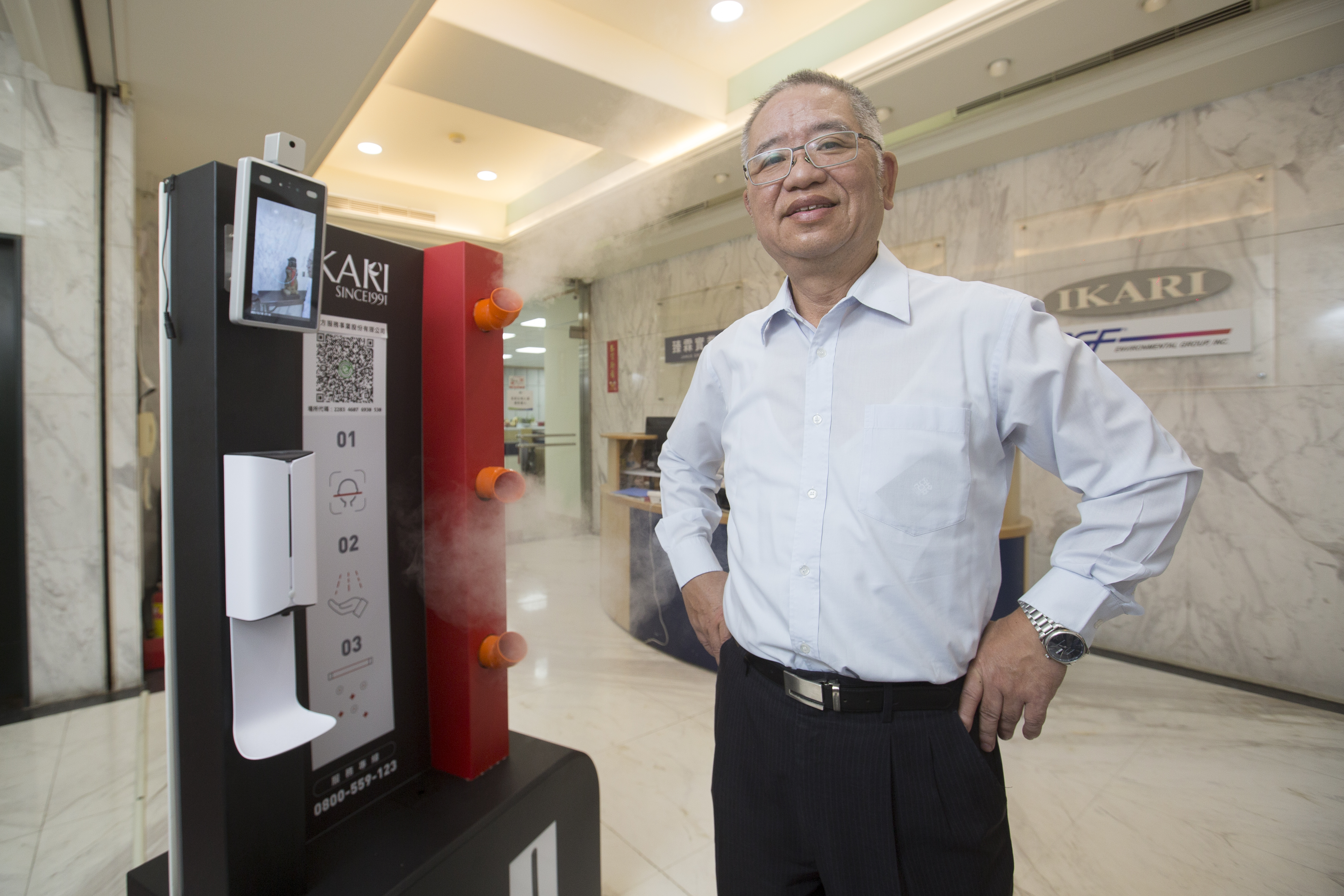 黃昭贊大學還沒畢業就以清潔打掃創業，入行40年，台灣重要的建築物他都經手服務過，集團去年營收10億元，還做出台灣第一個防疫門。