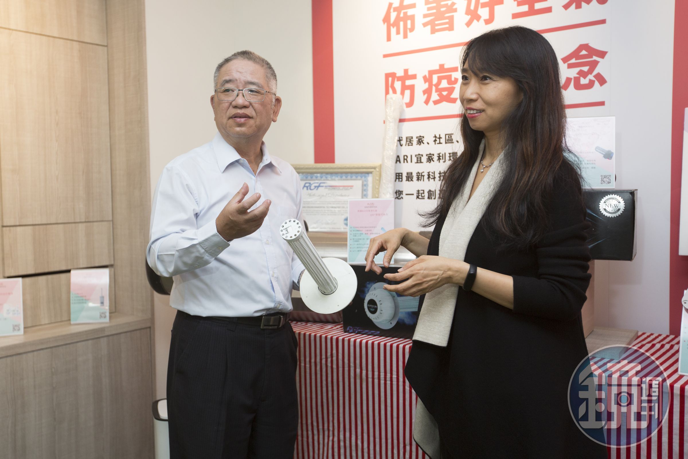 黃昭贊與子公司宜家利環保科技總經理周郁菁介紹防疫產品。