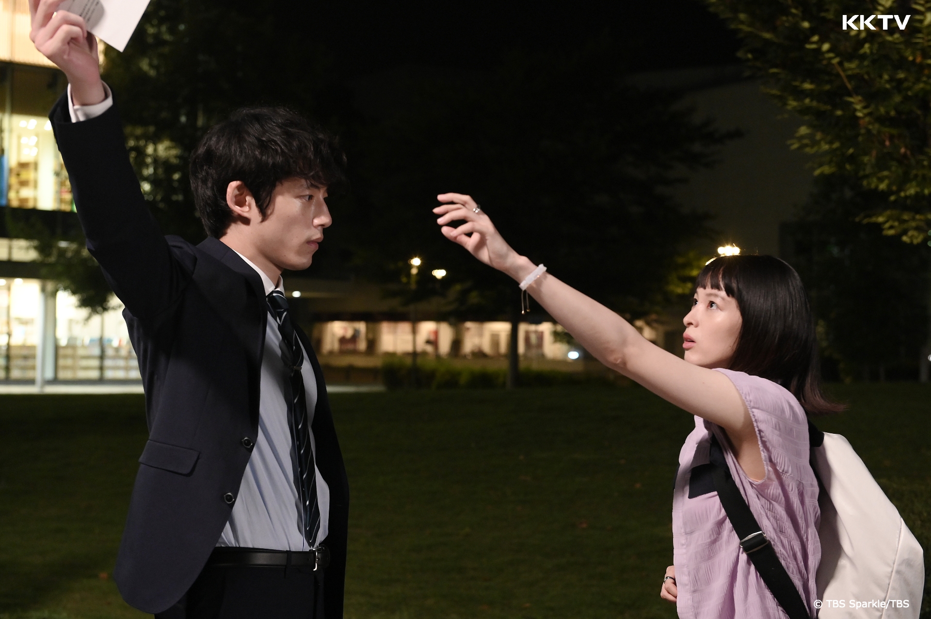 清野菜名（右）在《只是在結婚申請書上蓋個章而已》因故和坂口健太郎變成夫妻。（KKTV提供）