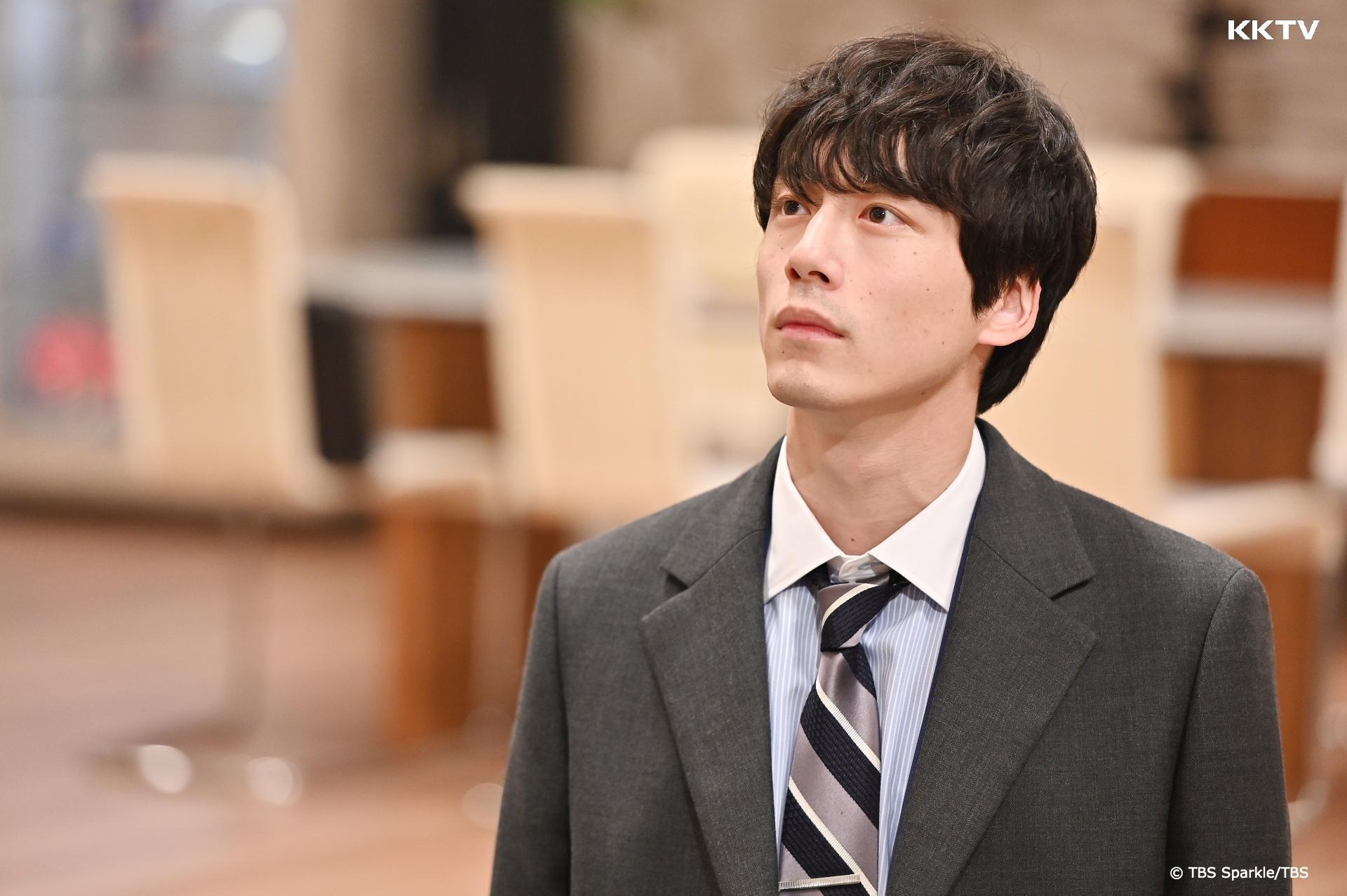 坂口健太郎是「塩臉系男子」代表，詮釋起遲鈍的百瀨柊別有一番風味。（KKTV提供）