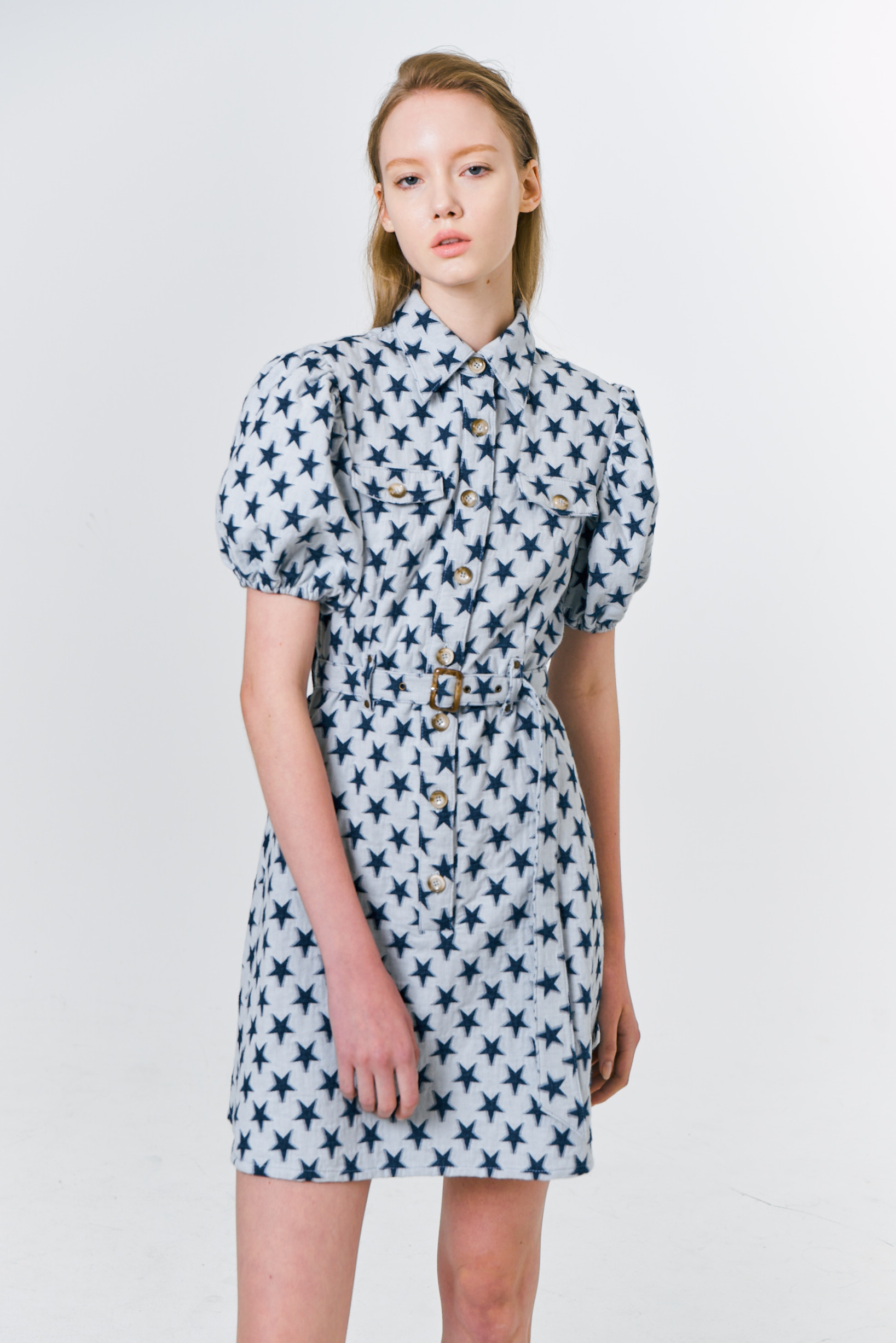 Fashion系列滿版星星牛仔洋裝。NT$$5,500。(625PM提供)