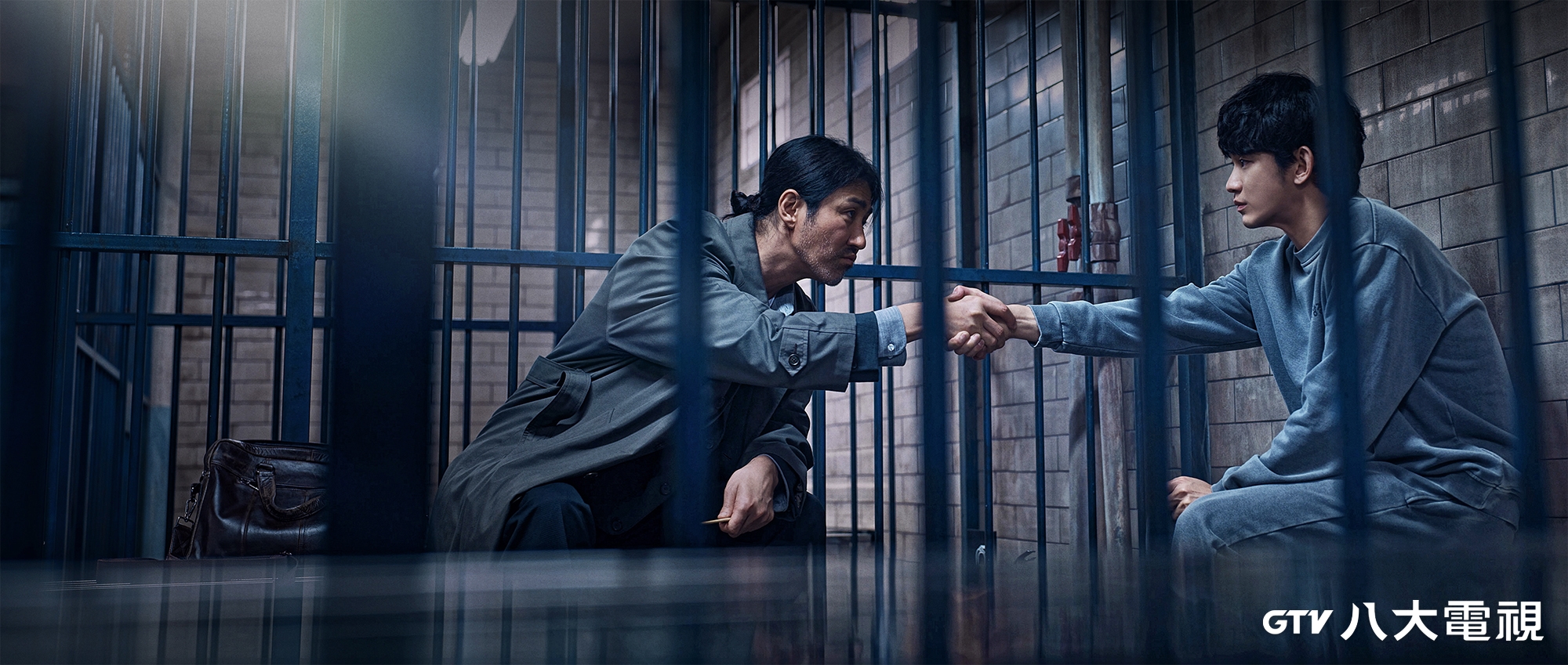 金秀賢（右）與車勝元主演的《某一天》改編自英國BBC劇集《司法正義》。（八大電視提供）