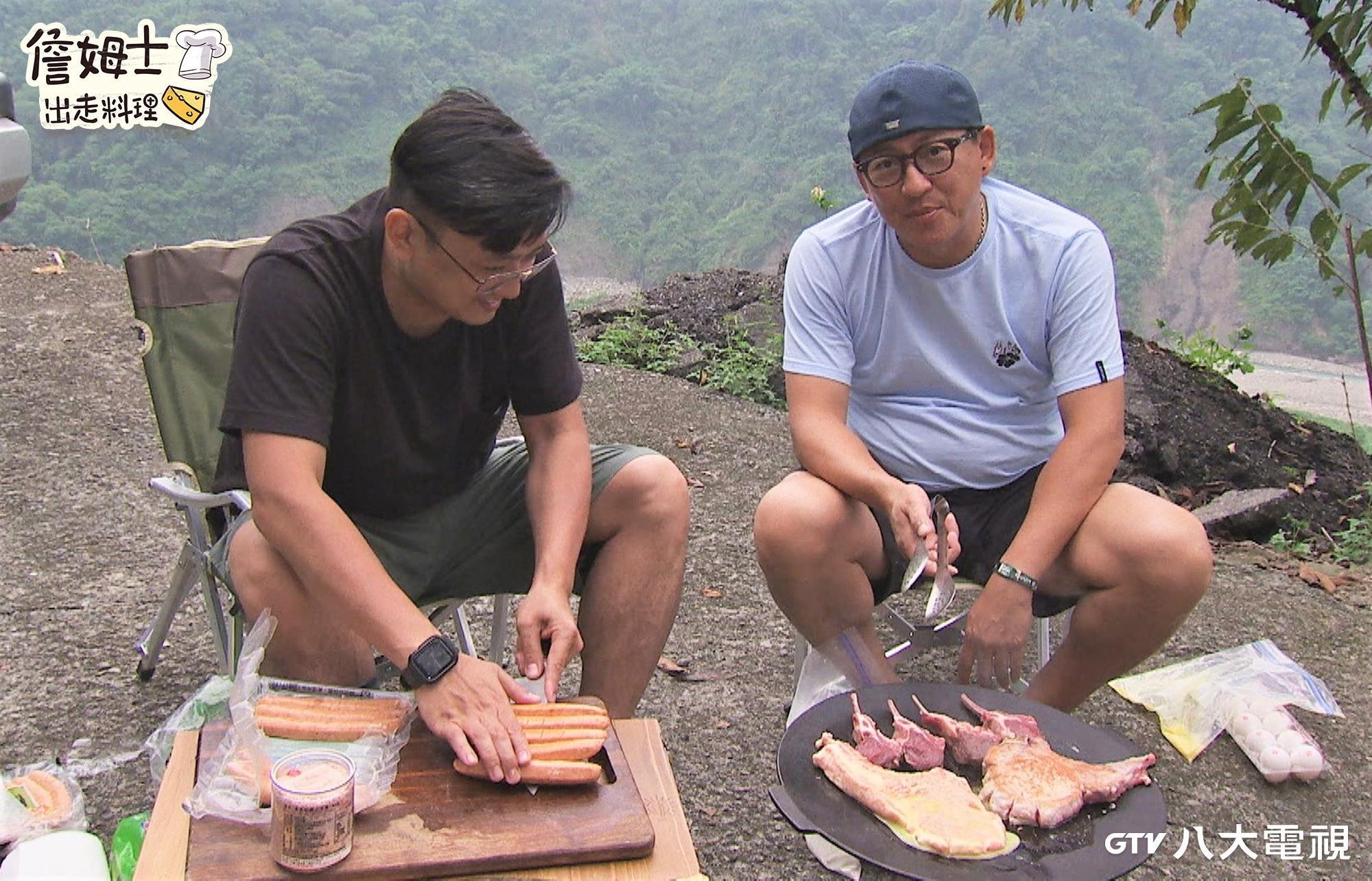 詹姆士(右)透過節目《詹姆士出走料理》走訪台灣各地尋找私藏食材。(八大電視提供)