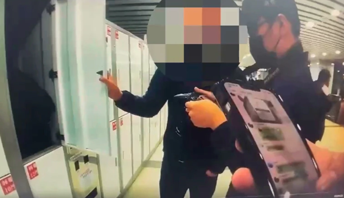 黃男待警方前往台北車站取得贓款。（翻攝畫面）