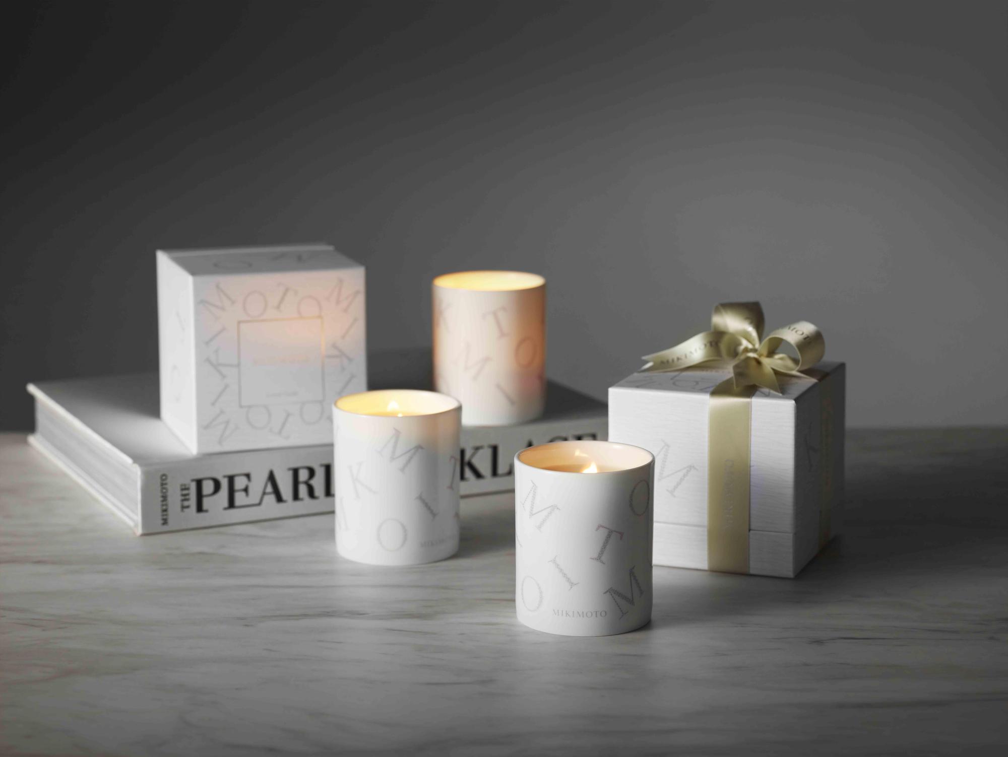 MIKIMOTO除了珠寶作品之外,這一季特別推出兩款Luxury Gift Collection,其中香氛蠟燭散發出珍珠氣味,包含了 Mikimoto Eau de Parfum香水的神祕香味,骨瓷的蠟燭杯、4千有找的價格,送出手超稱頭。Mikimoto Luxury Gift Collection香氛蠟燭,NT$ 3,300。(MIKIMOTO提供)