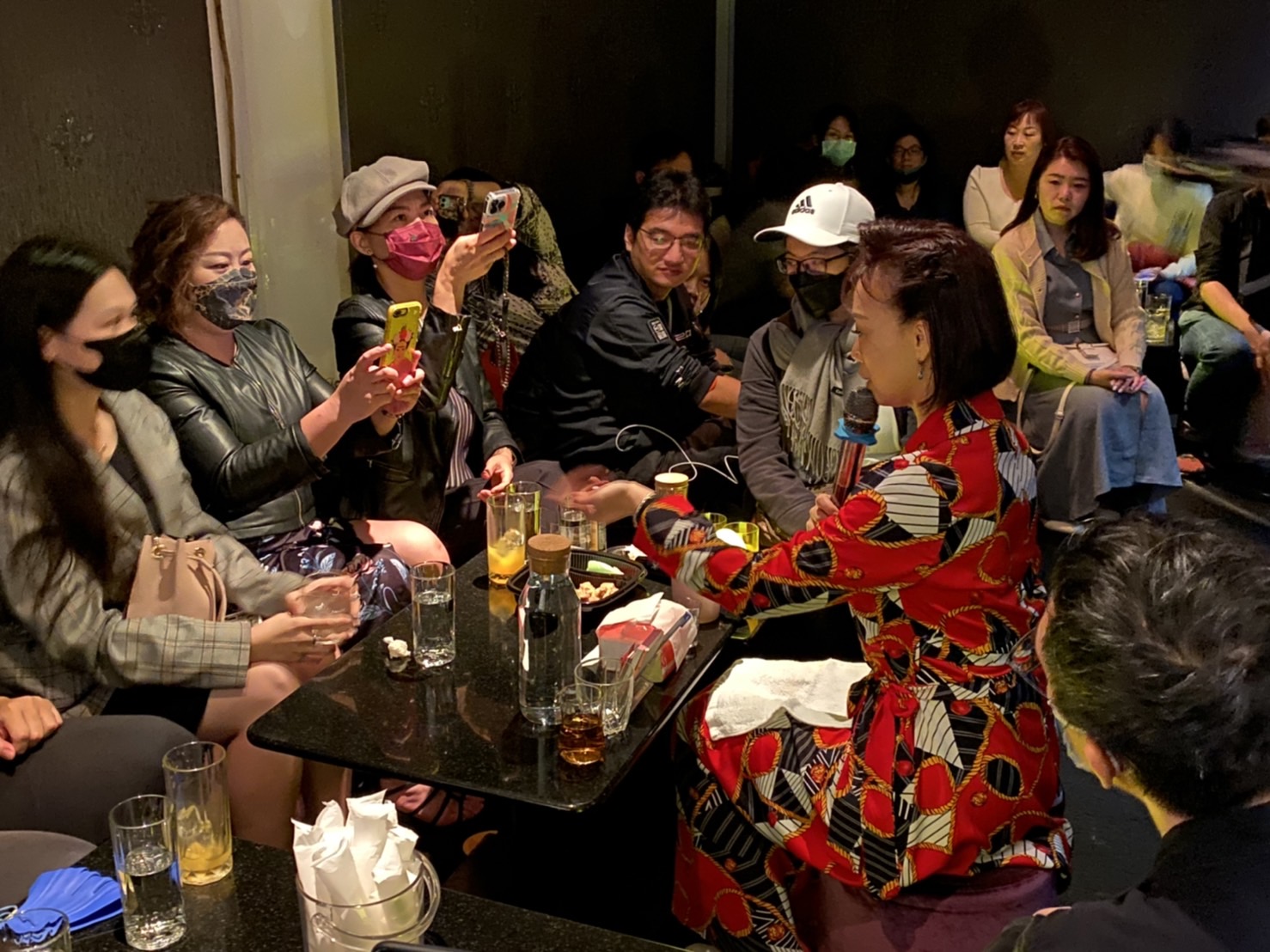 跟著席耶娜走進條通，看《華燈初上》的場景。